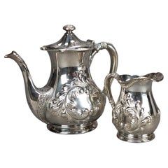 Juego de Té Antiguo de Dos Piezas Plateado con Grabado Foliado C1890