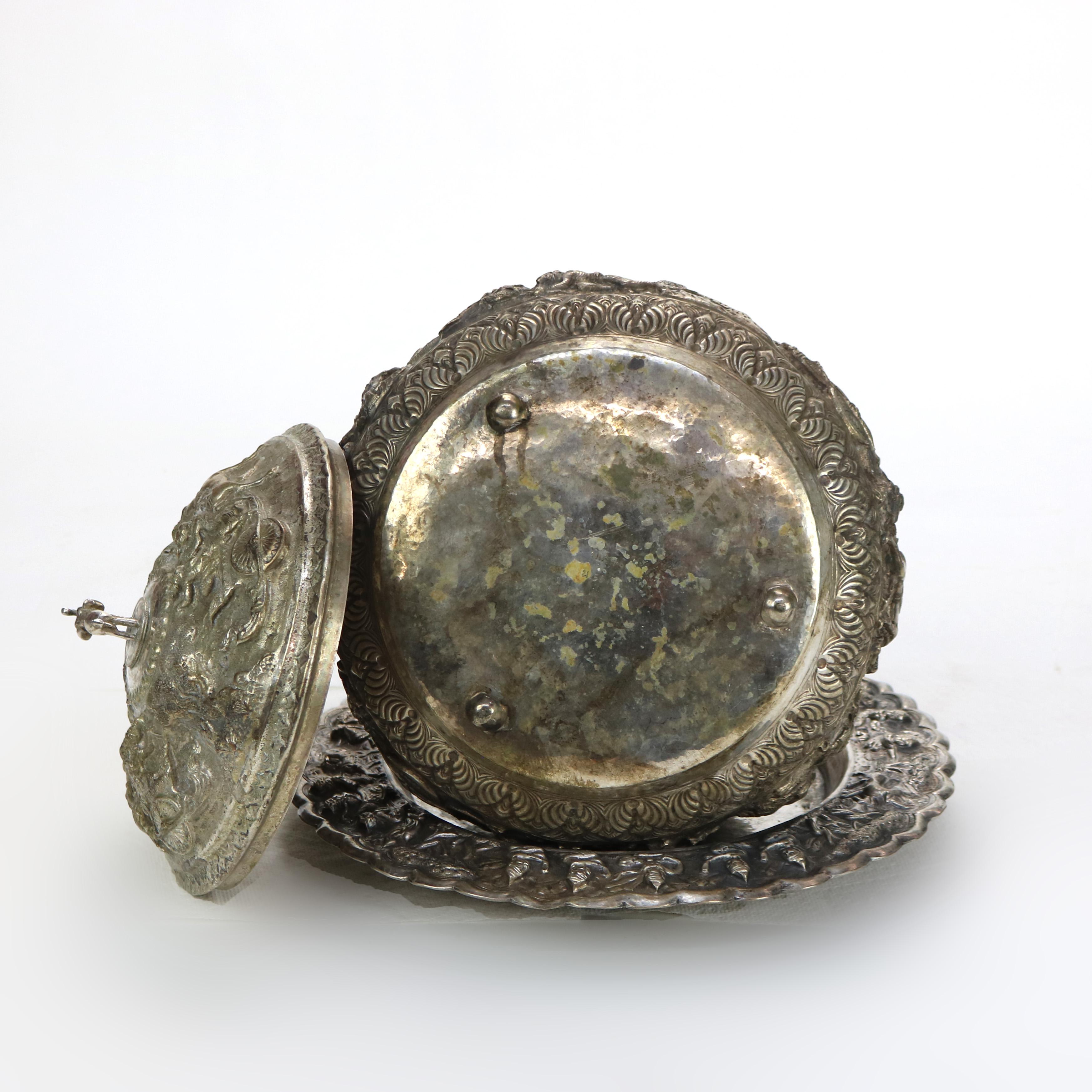 Zuppiera rivestita in argento martellato di scuola tibetana in due pezzi del 1910 circa 5