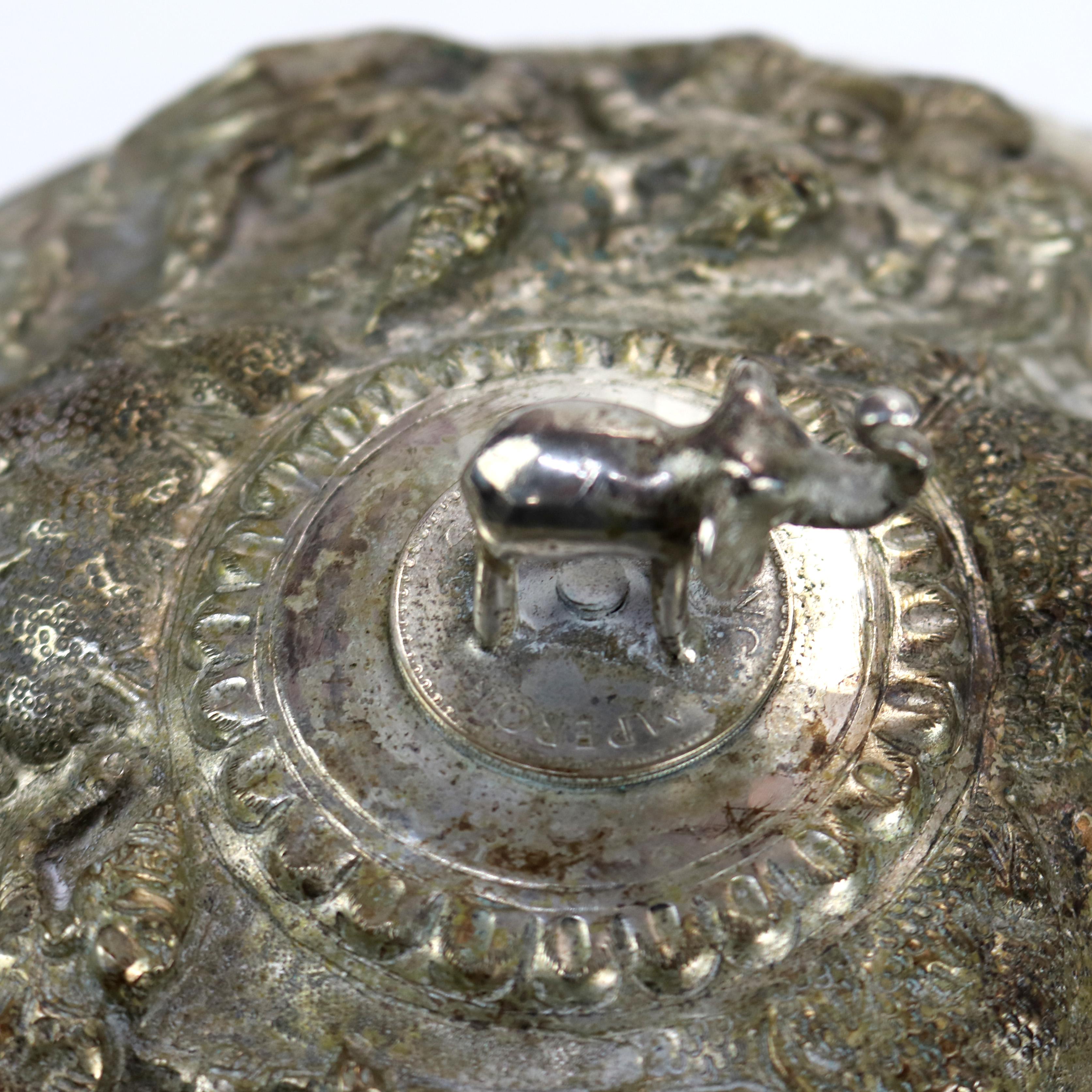 Zuppiera rivestita in argento martellato di scuola tibetana in due pezzi del 1910 circa 8