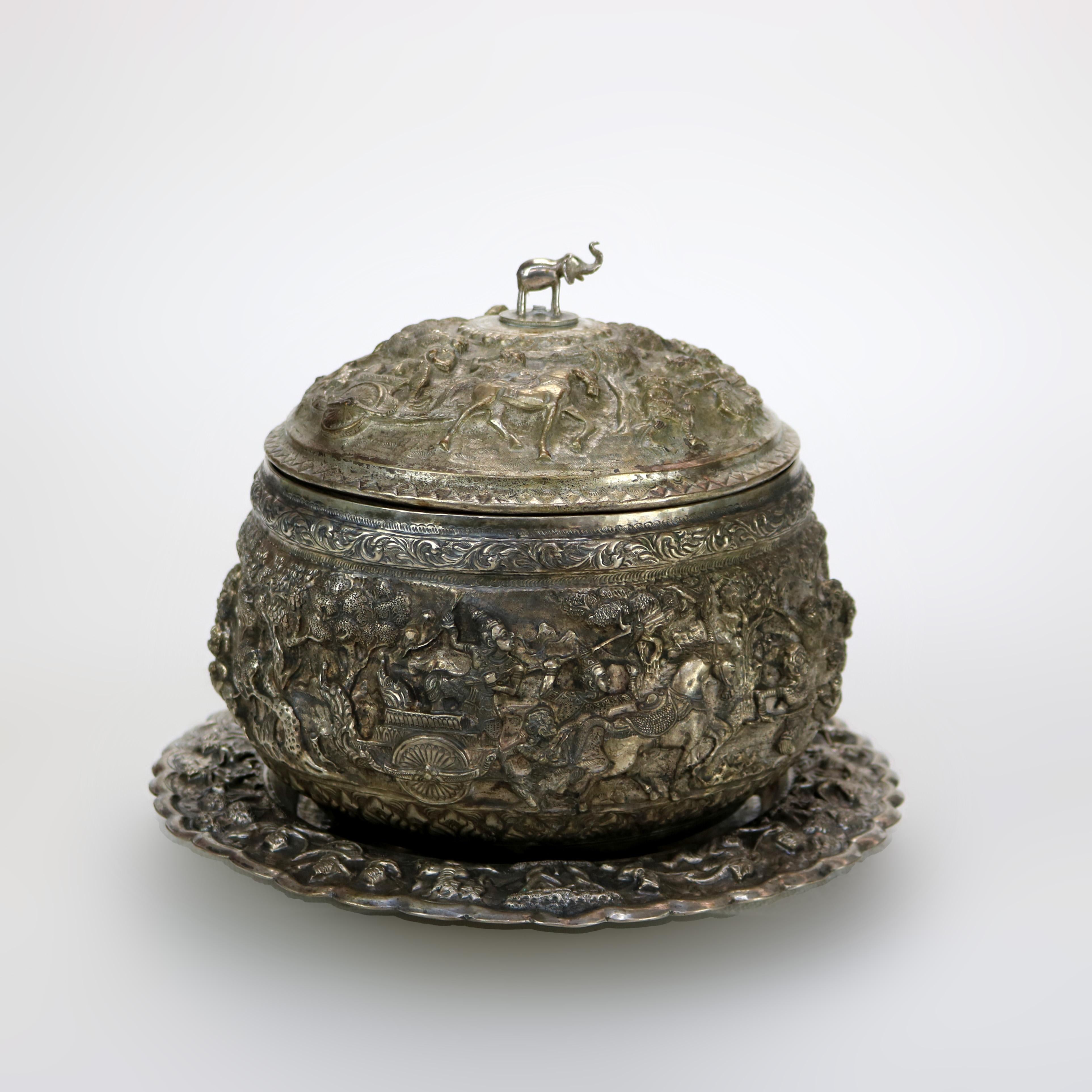 Terrina e piatto rivestito in argento martellato di scuola tibetana in due pezzi, con figure a spruzzo C1910.  

Misure - 10 1/8