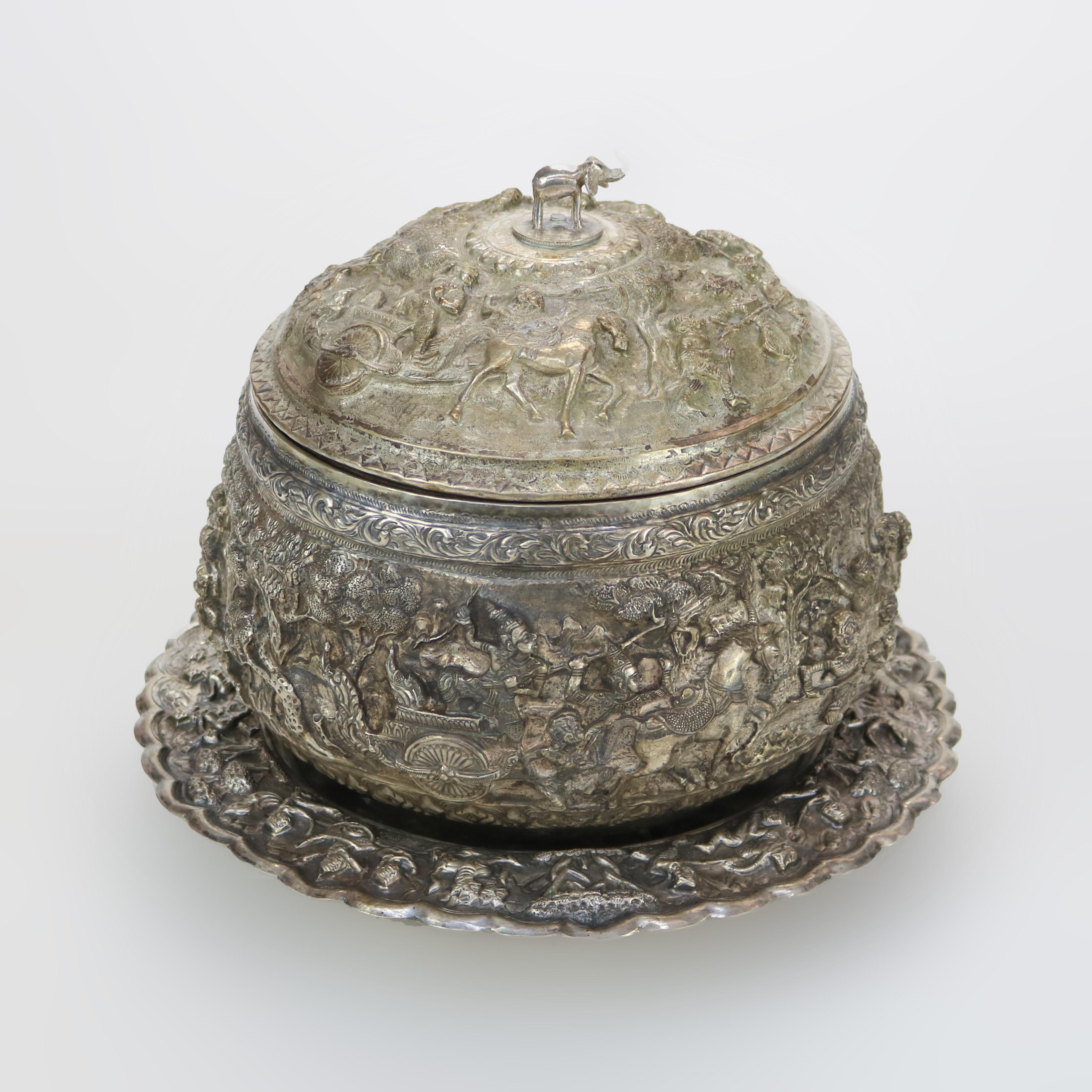 Zuppiera rivestita in argento martellato di scuola tibetana in due pezzi del 1910 circa In condizioni buone a Big Flats, NY