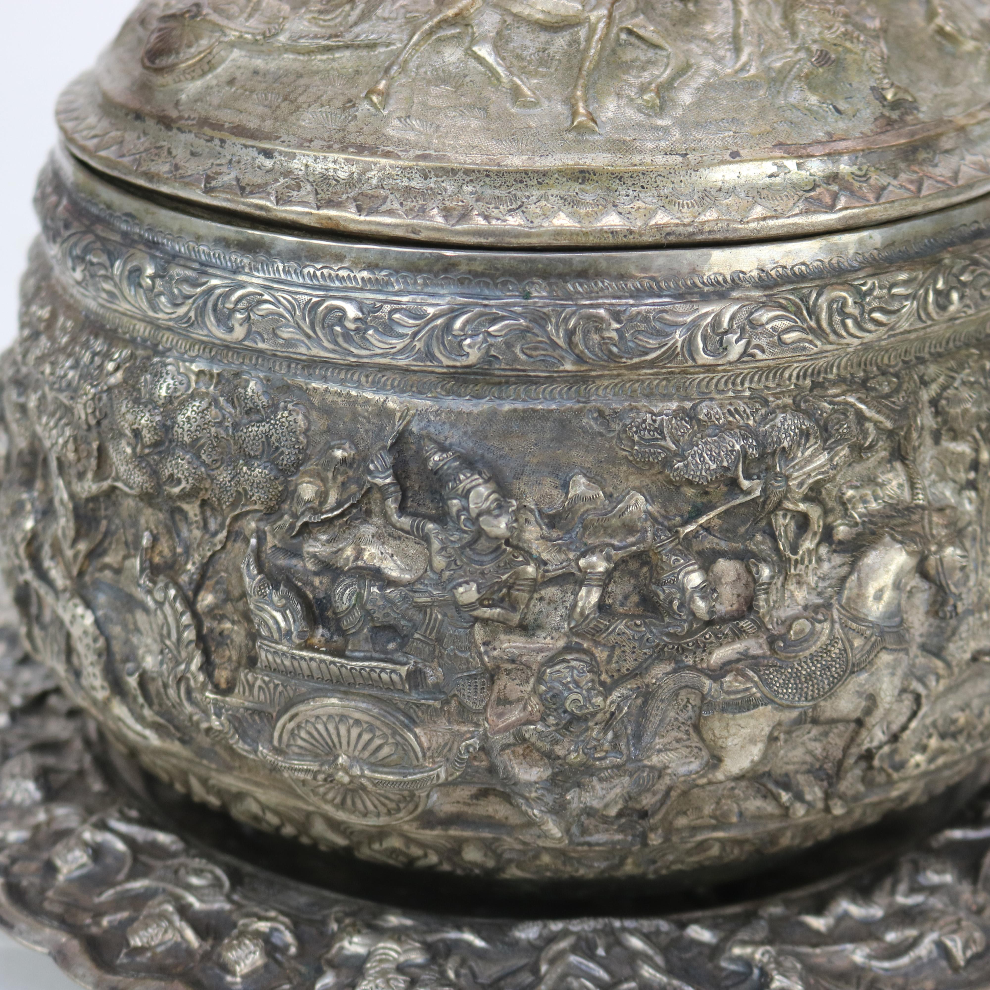 XX secolo Zuppiera rivestita in argento martellato di scuola tibetana in due pezzi del 1910 circa