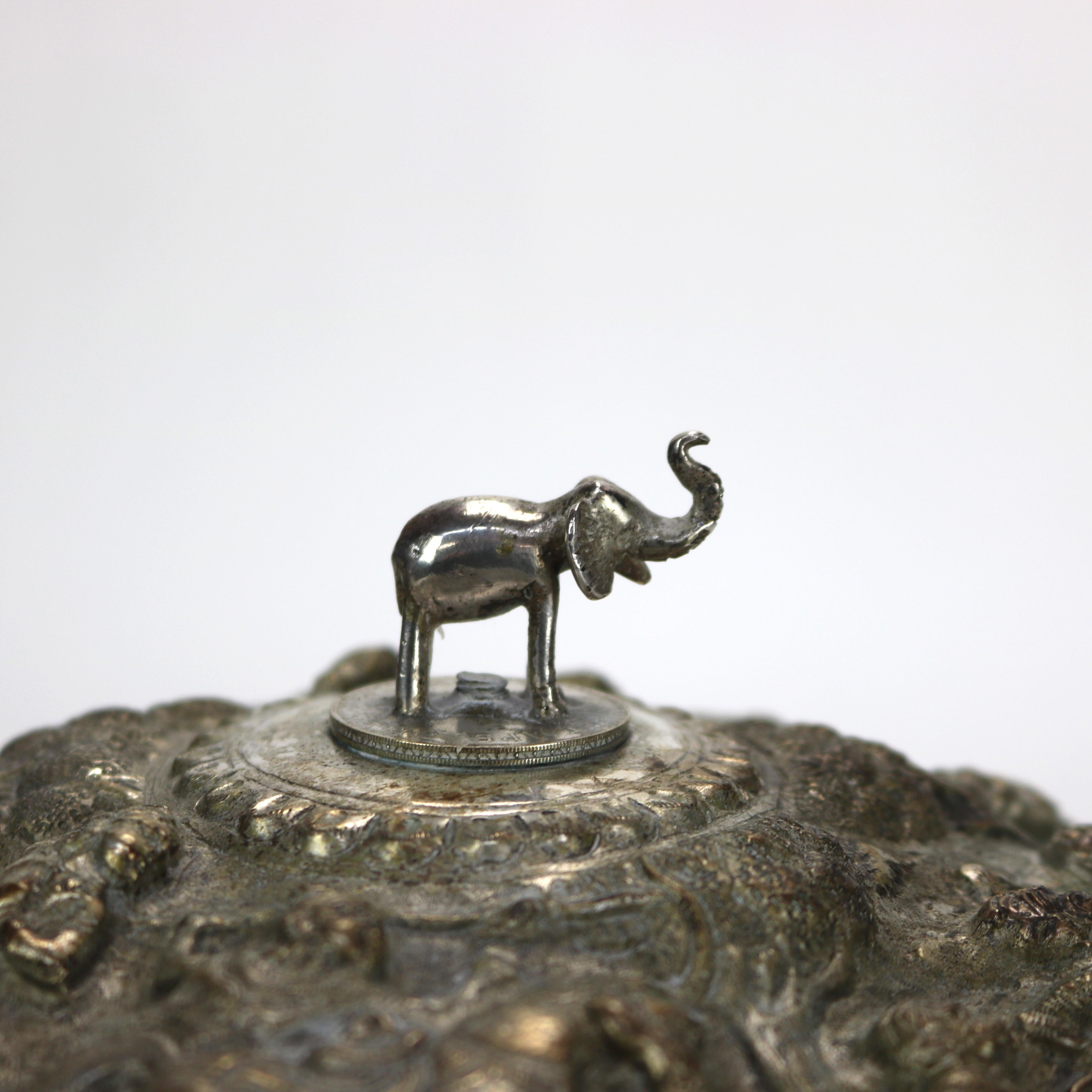 Placcato argento Zuppiera rivestita in argento martellato di scuola tibetana in due pezzi del 1910 circa