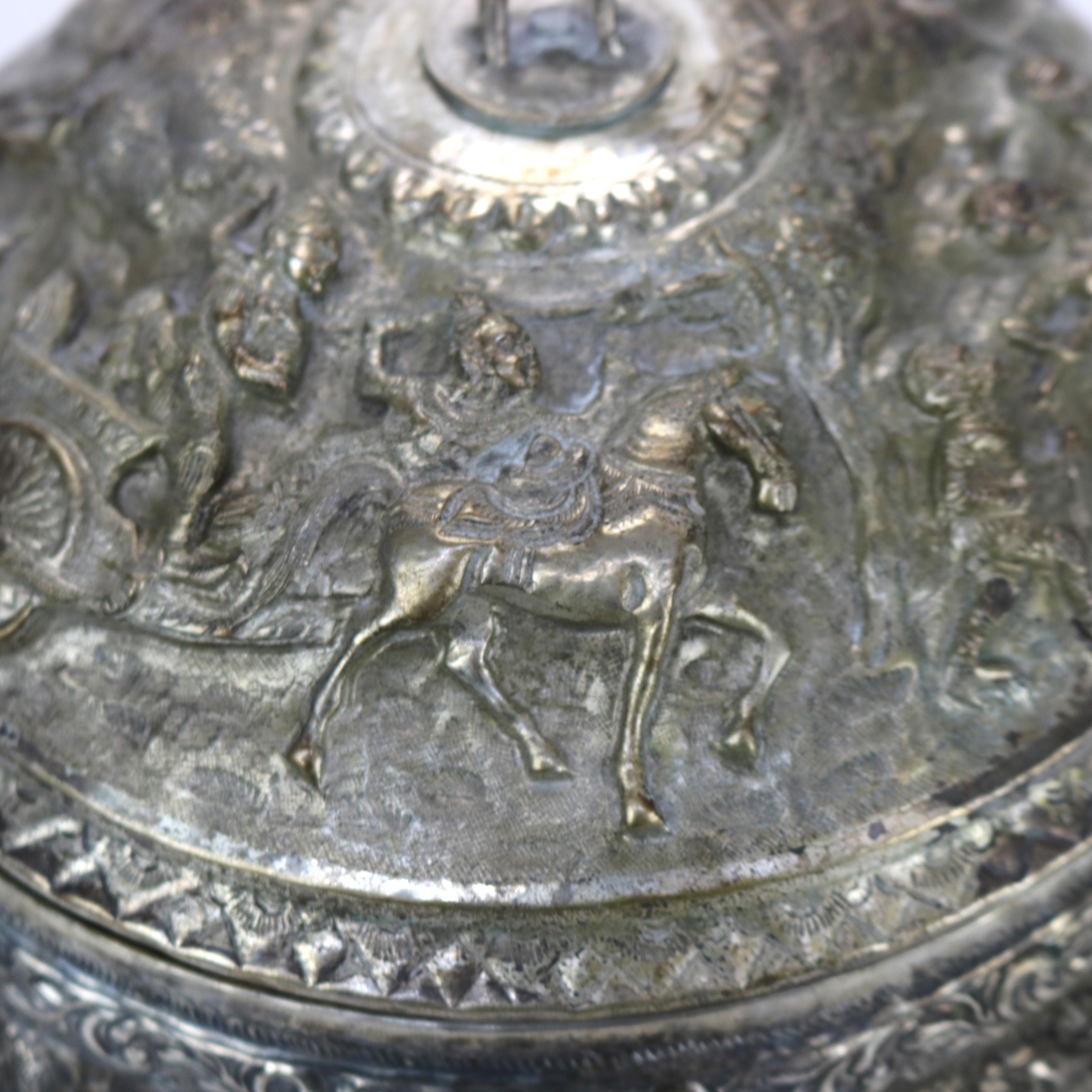 Zuppiera rivestita in argento martellato di scuola tibetana in due pezzi del 1910 circa 1