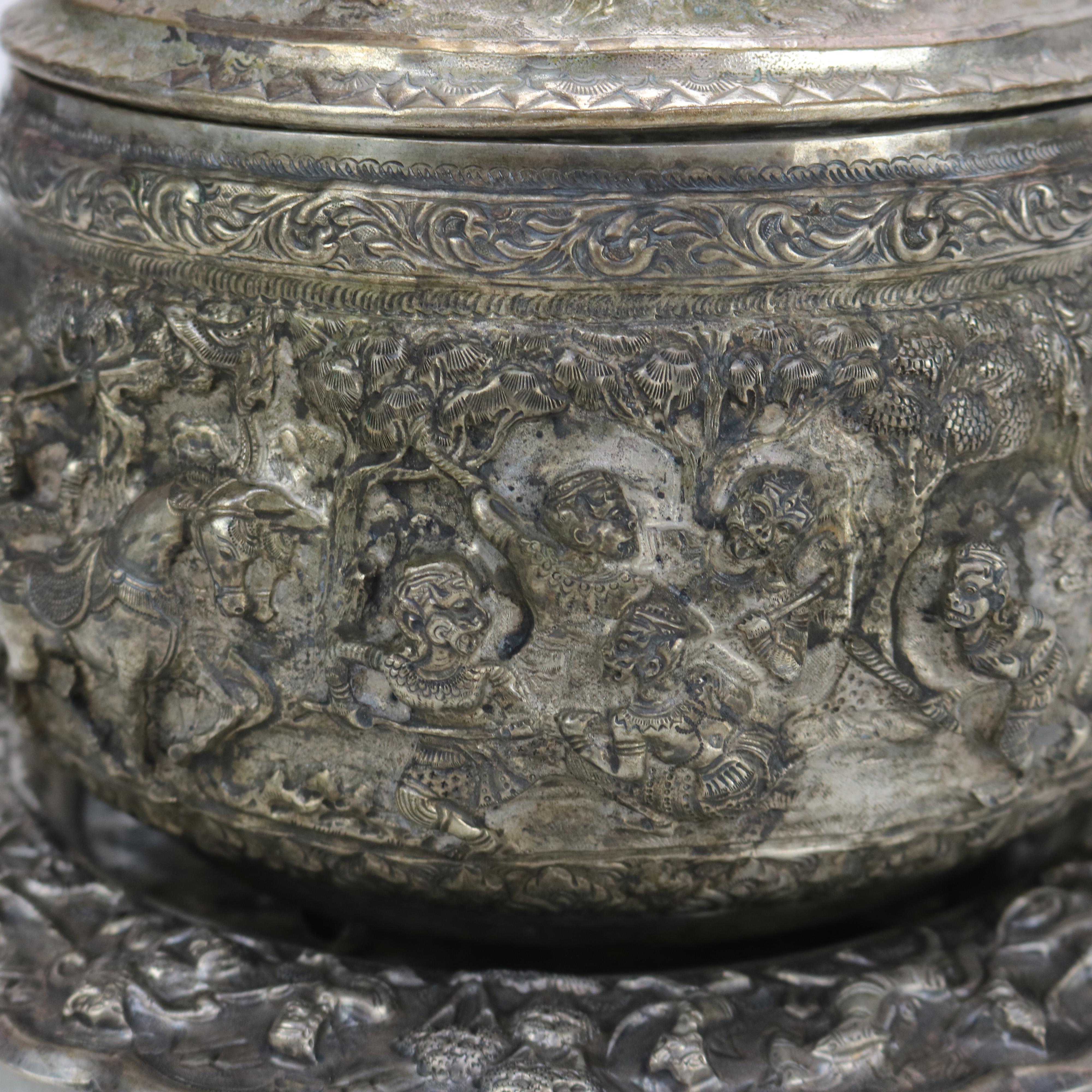 Zuppiera rivestita in argento martellato di scuola tibetana in due pezzi del 1910 circa 2