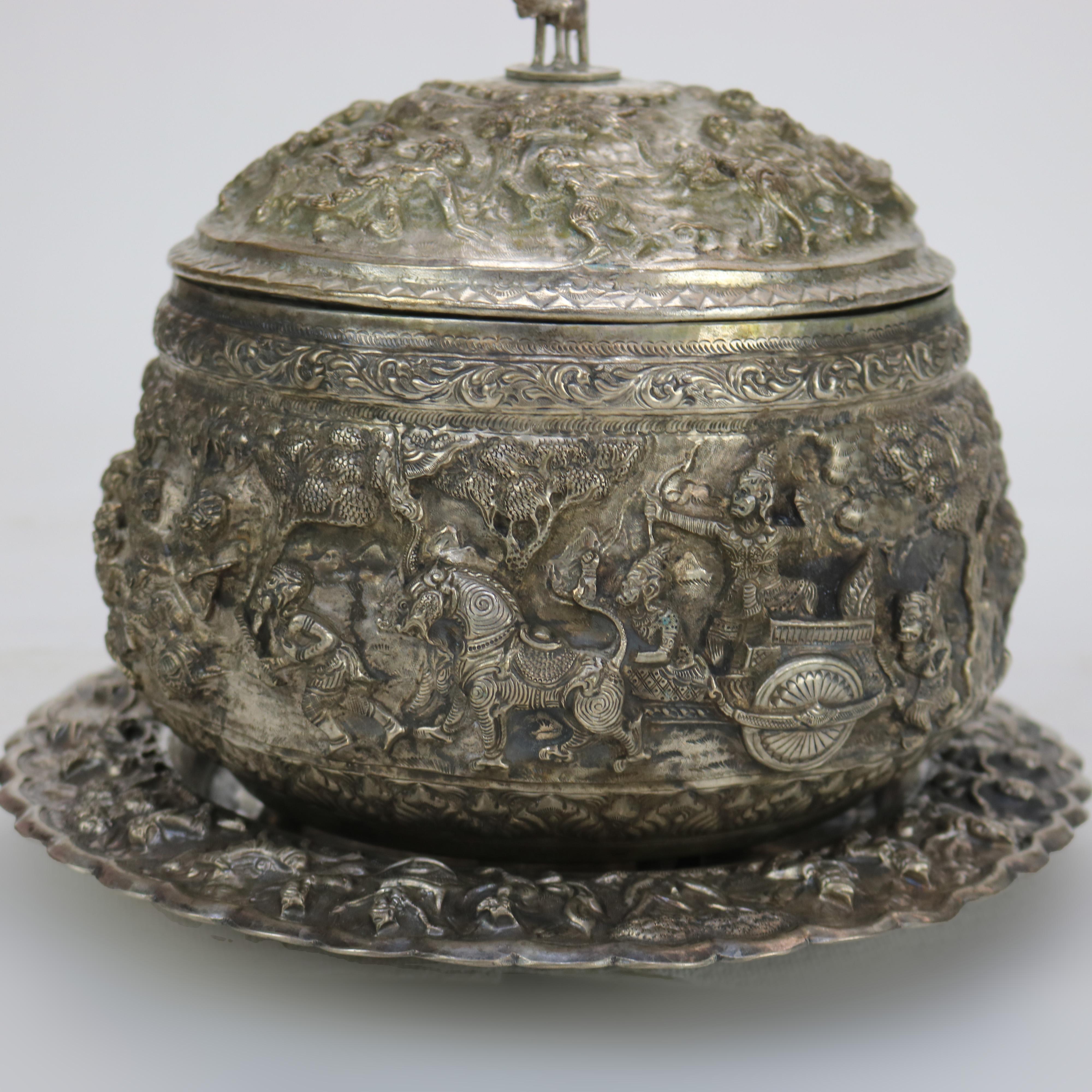 Zuppiera rivestita in argento martellato di scuola tibetana in due pezzi del 1910 circa 3