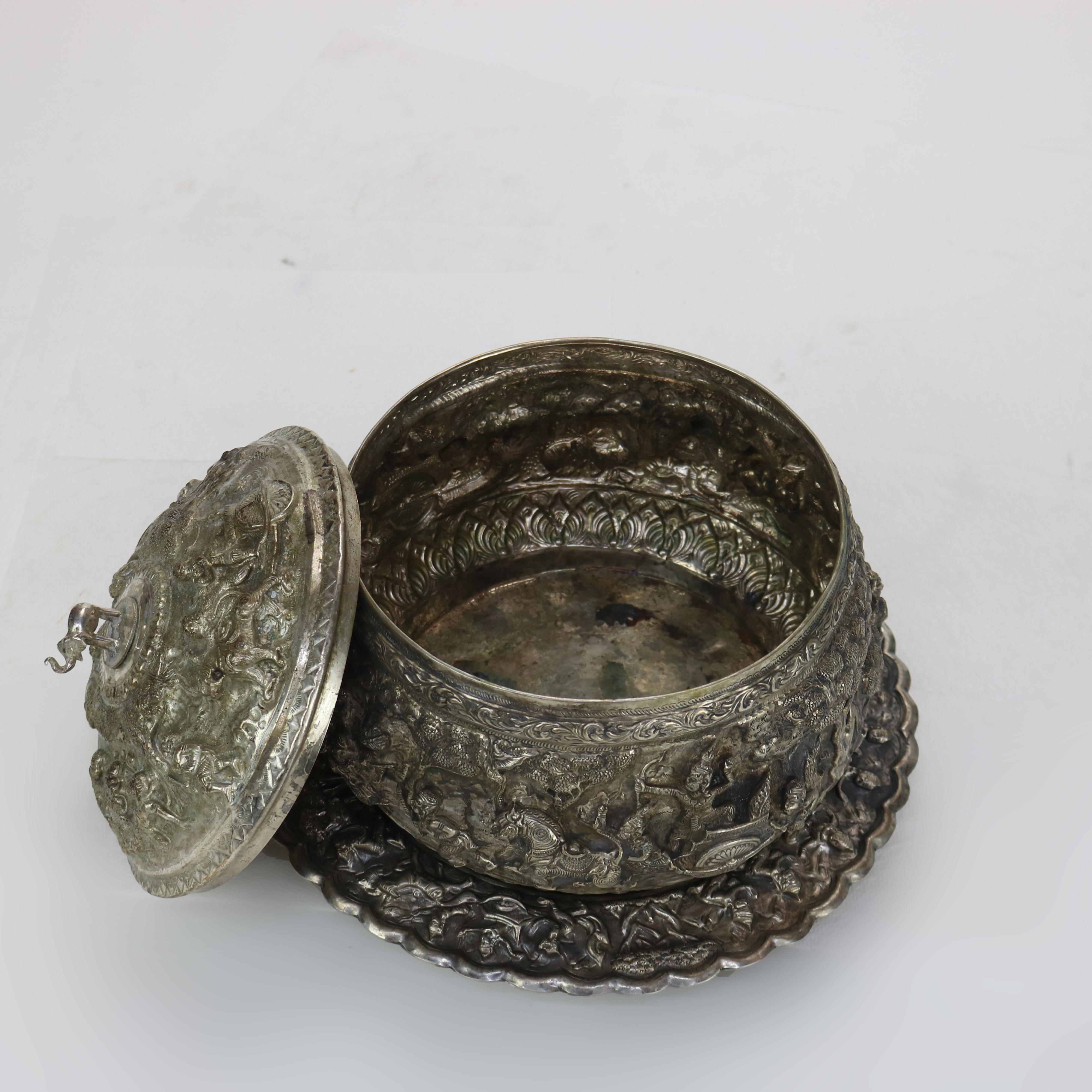 Zuppiera rivestita in argento martellato di scuola tibetana in due pezzi del 1910 circa 4