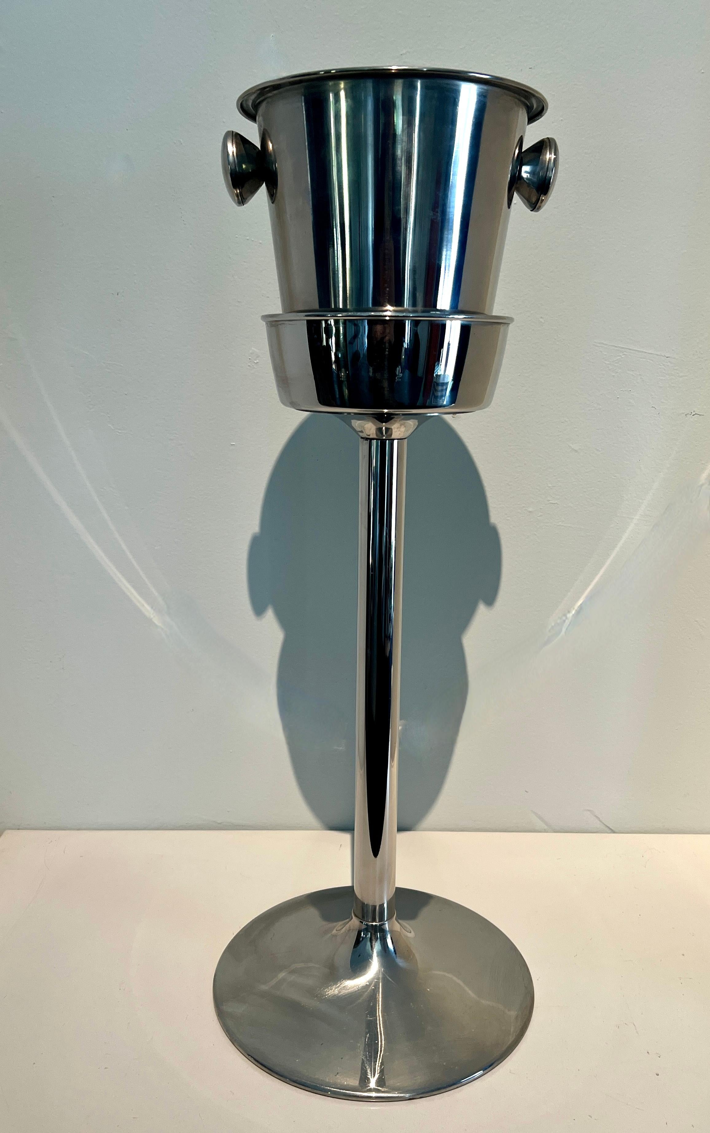  Eiskübel auf Ständer... der Eiskübel auf Ständer in Tischhöhe ist die perfekte Ergänzung für Ihren Tisch oder Ihre Bar, besonders wenn Sie Gäste empfangen.  Verwenden Sie den Eimer auch alleine an der Bar (der Eimer ist 8,75 x 8,75) - das Stück ist
