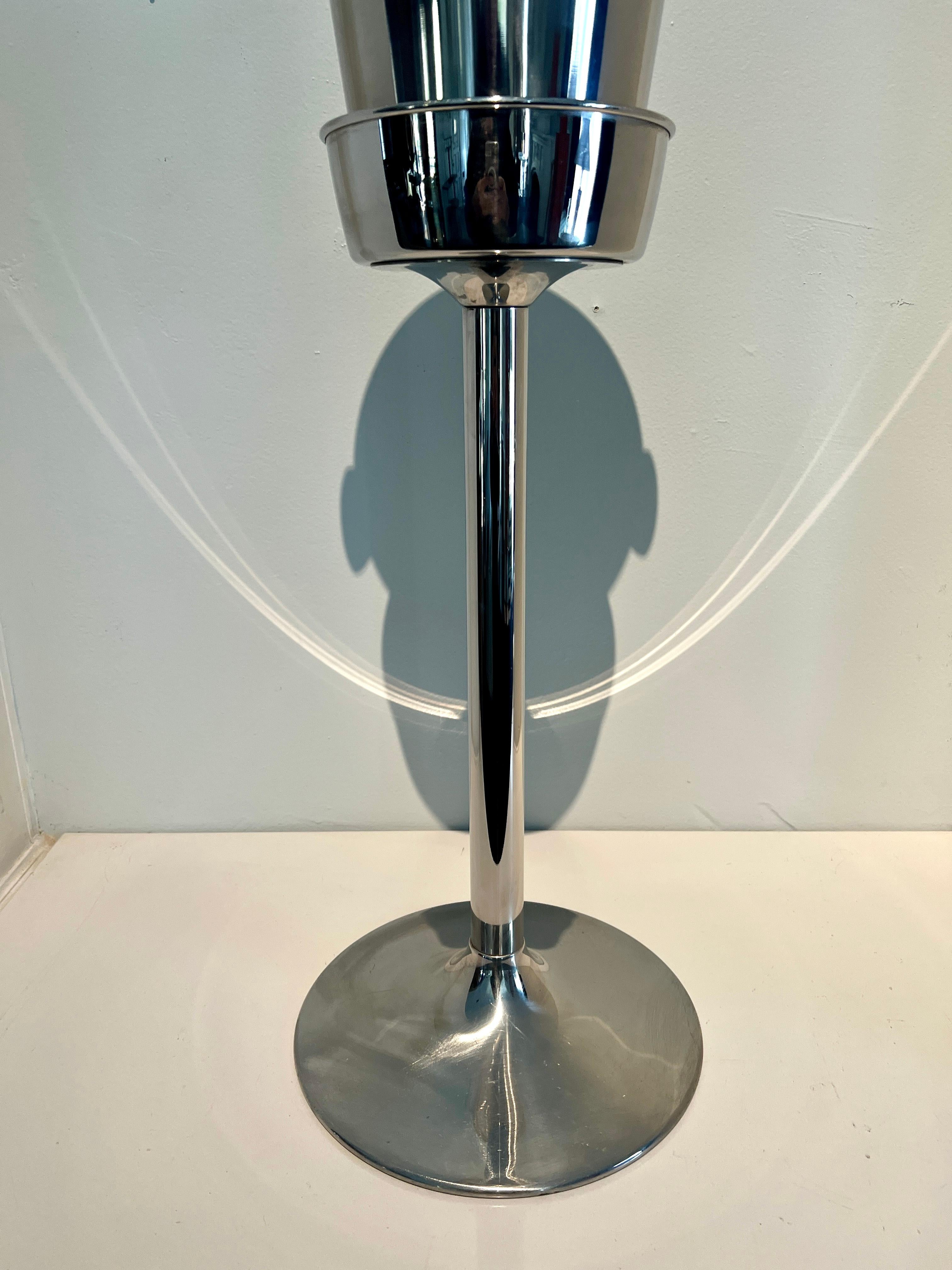 Zweiteiliger Champagnerkühler Eiskübel auf Stand (Moderne) im Angebot