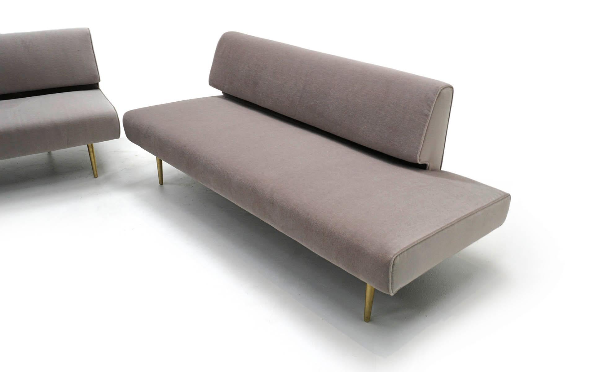 Zweiteiliges Dunbar-Sofa von Edward Wormley:: armlos:: Messingbeine:: Modelle 4756 & 4828 1