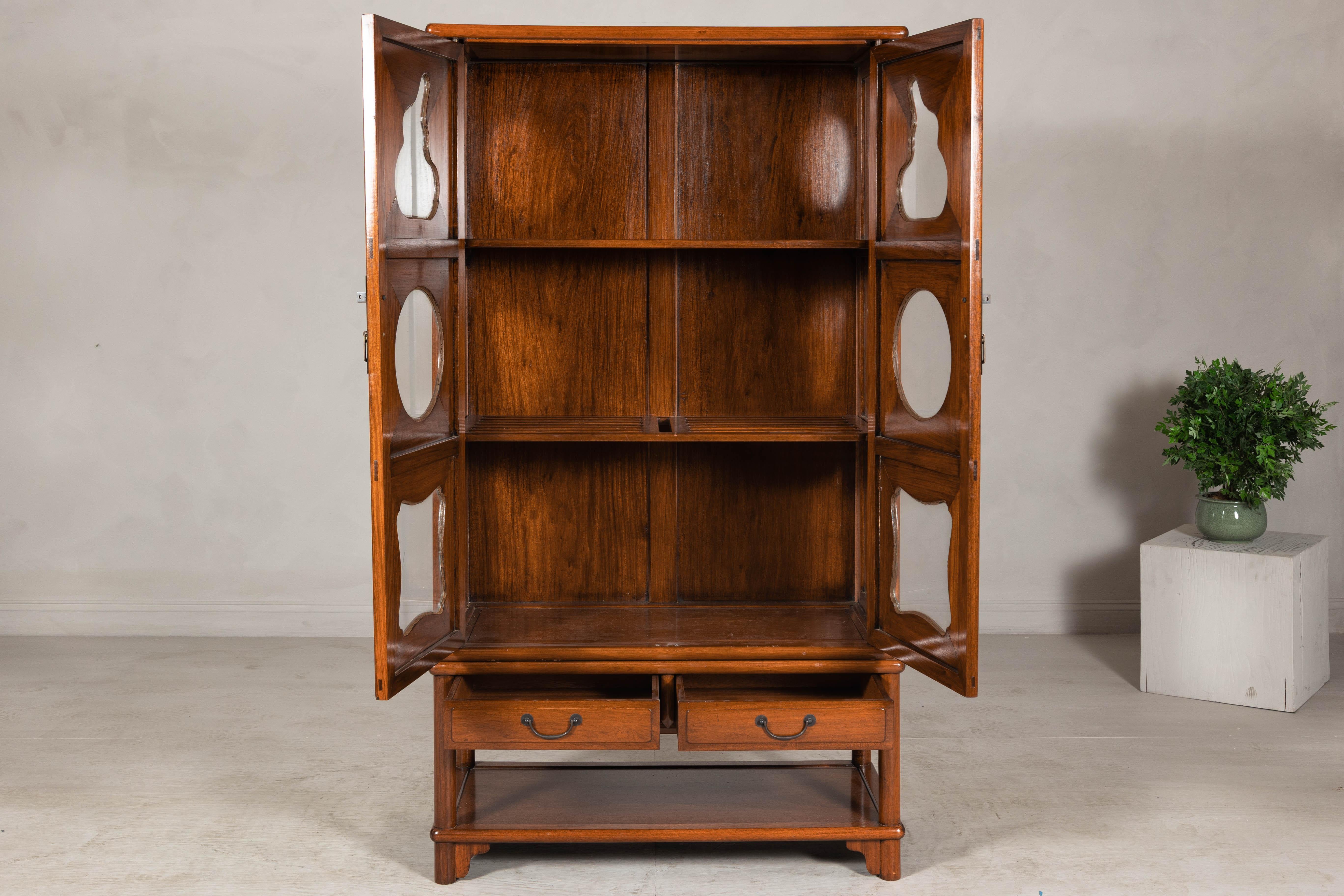 Vitrina de dos piezas de madera dura con paneles de cristal recortados en venta 3