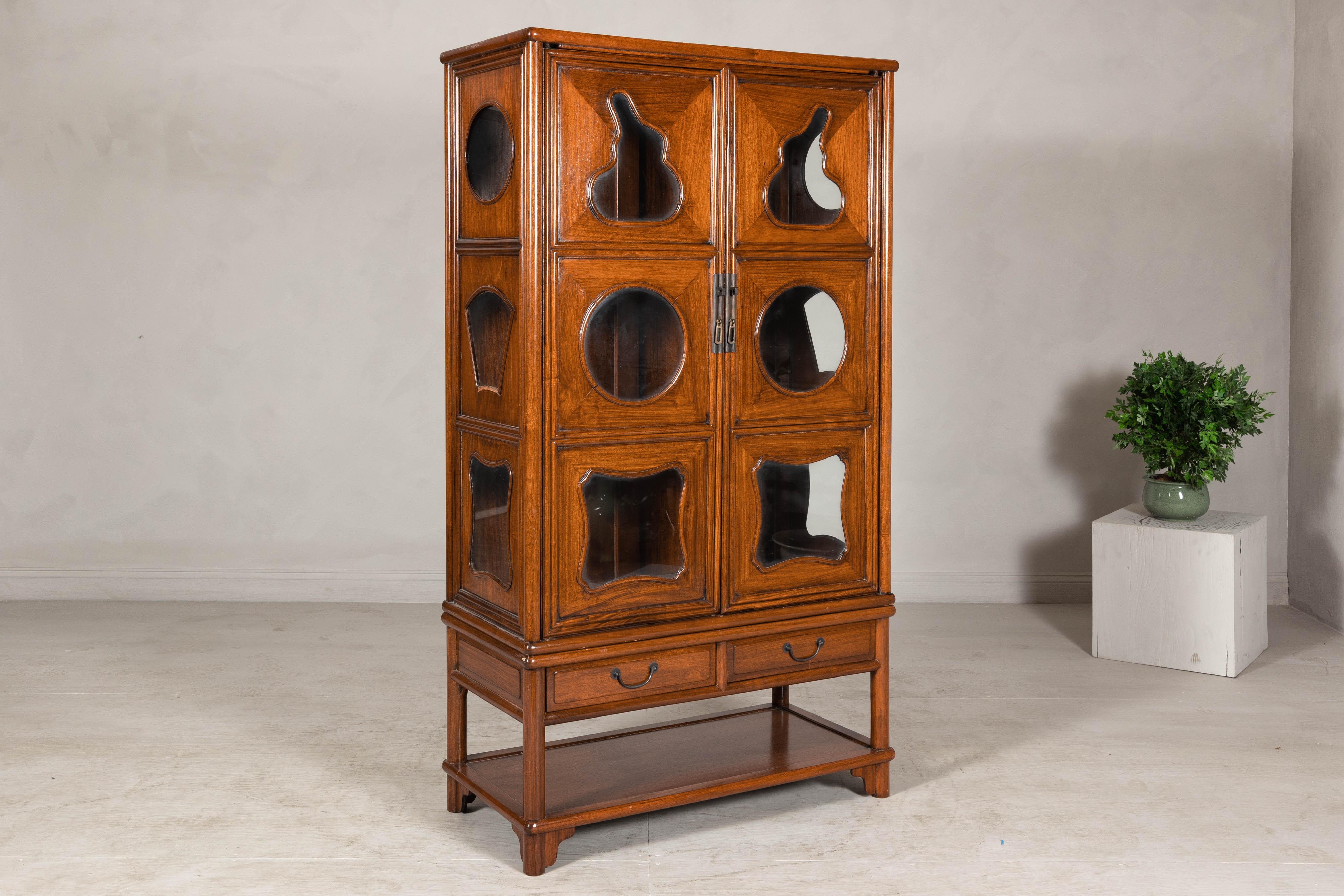 Vitrina de dos piezas de madera dura con paneles de cristal recortados en venta 4