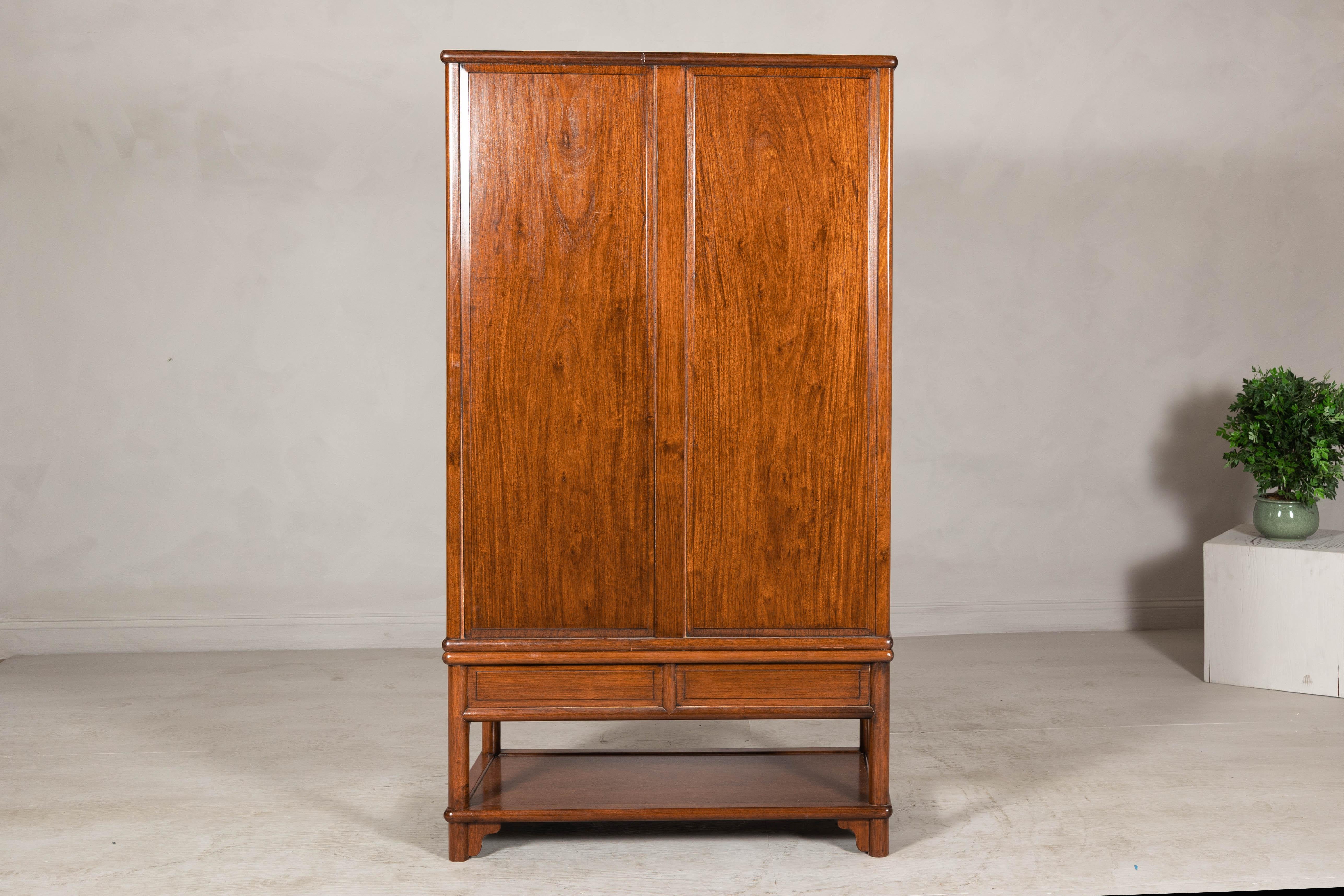 Vitrina de dos piezas de madera dura con paneles de cristal recortados en venta 6