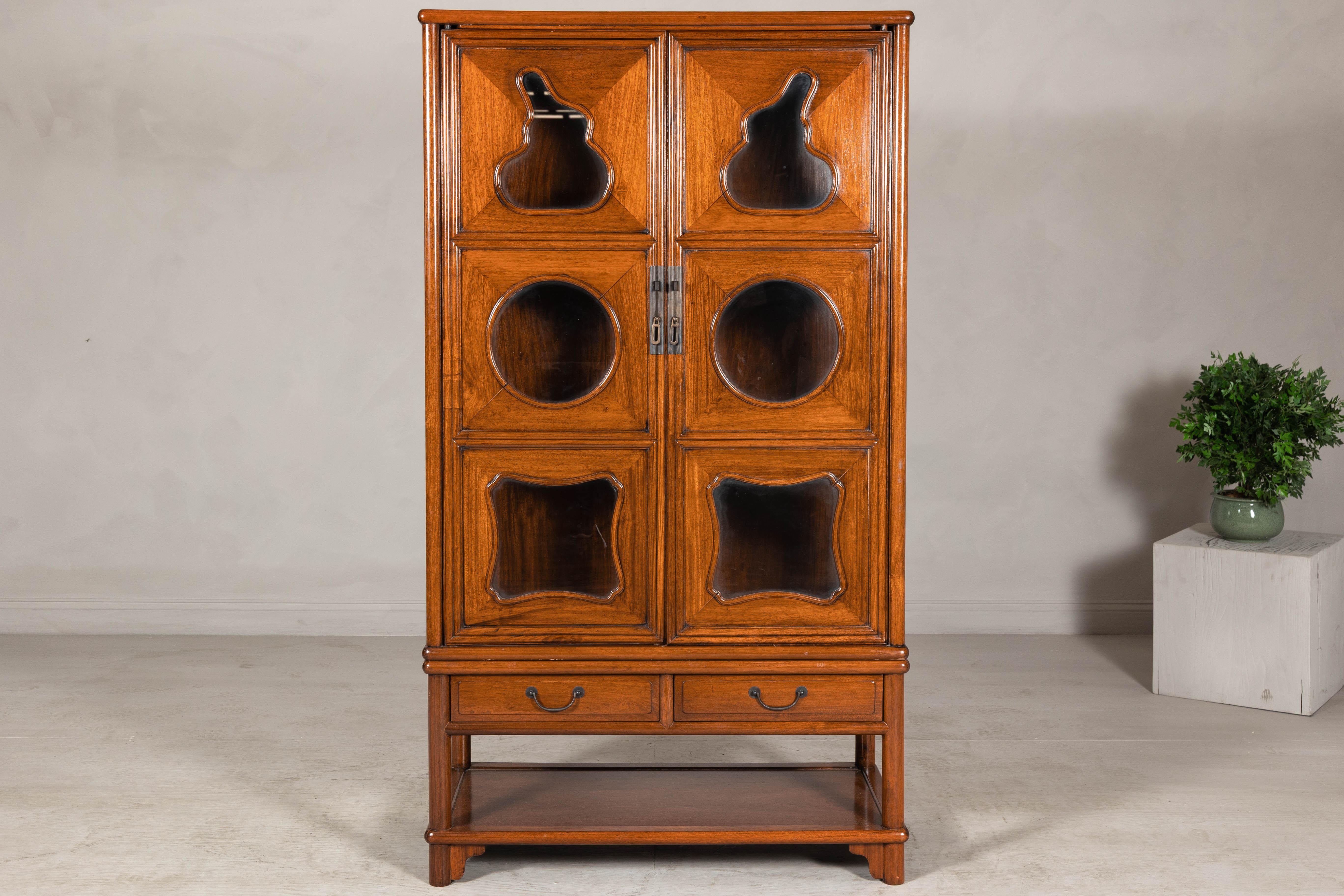 Vitrina de dos piezas de madera dura con paneles de cristal recortados en venta 8