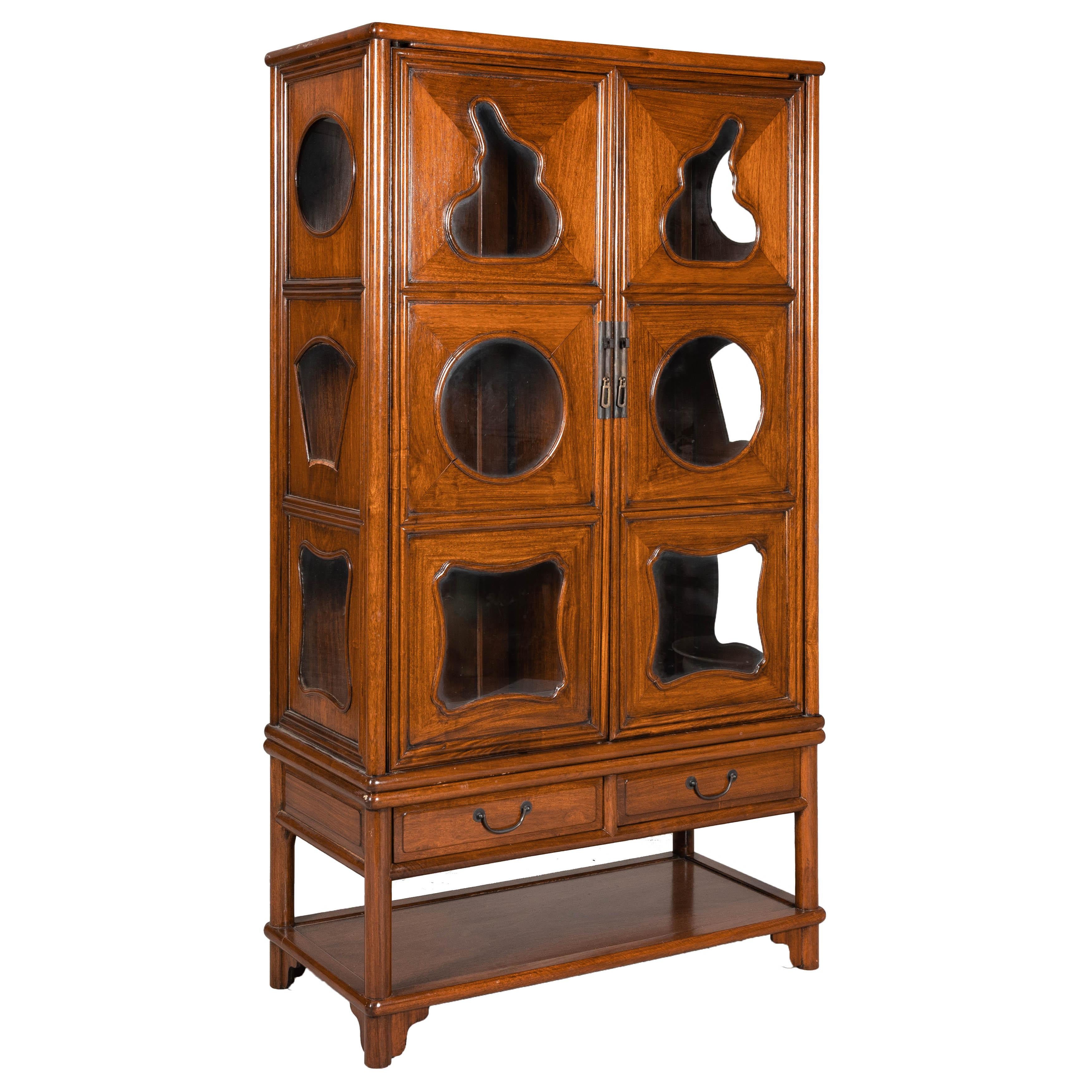 Vitrina de dos piezas de madera dura con paneles de cristal recortados en venta 9