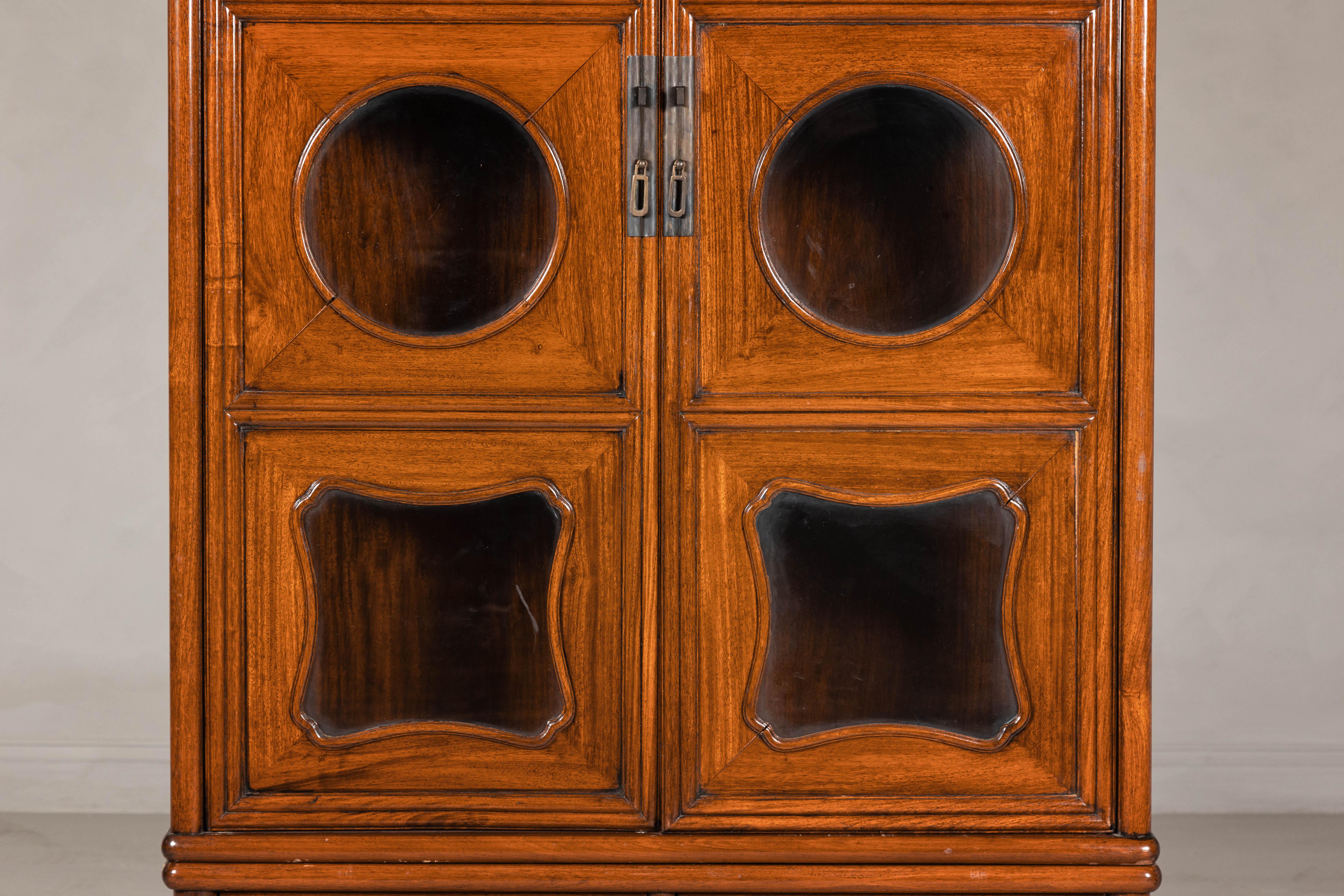 Vitrina de dos piezas de madera dura con paneles de cristal recortados Chino en venta