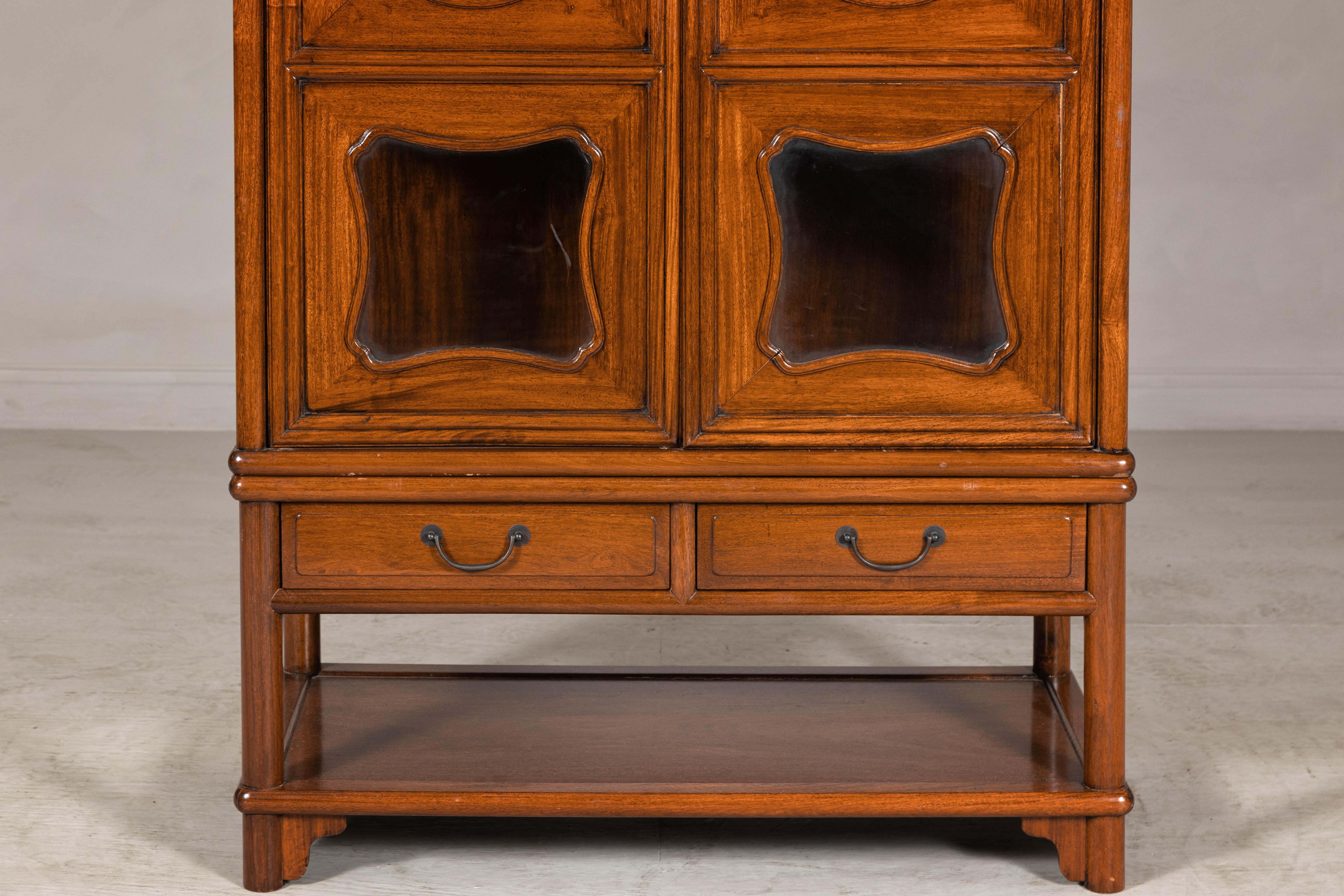 Vitrina de dos piezas de madera dura con paneles de cristal recortados Tallado en venta