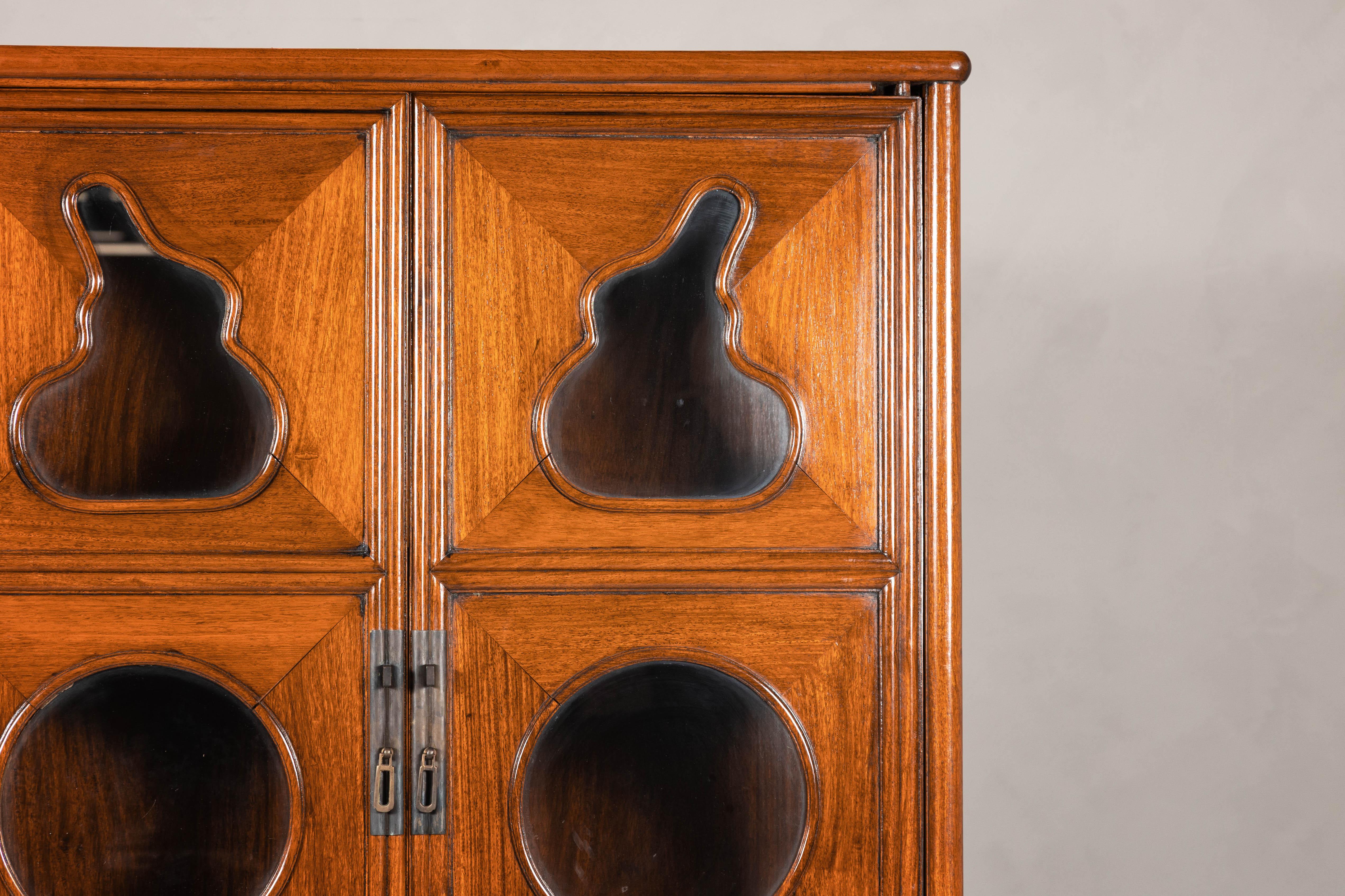 Vitrina de dos piezas de madera dura con paneles de cristal recortados siglo XX en venta