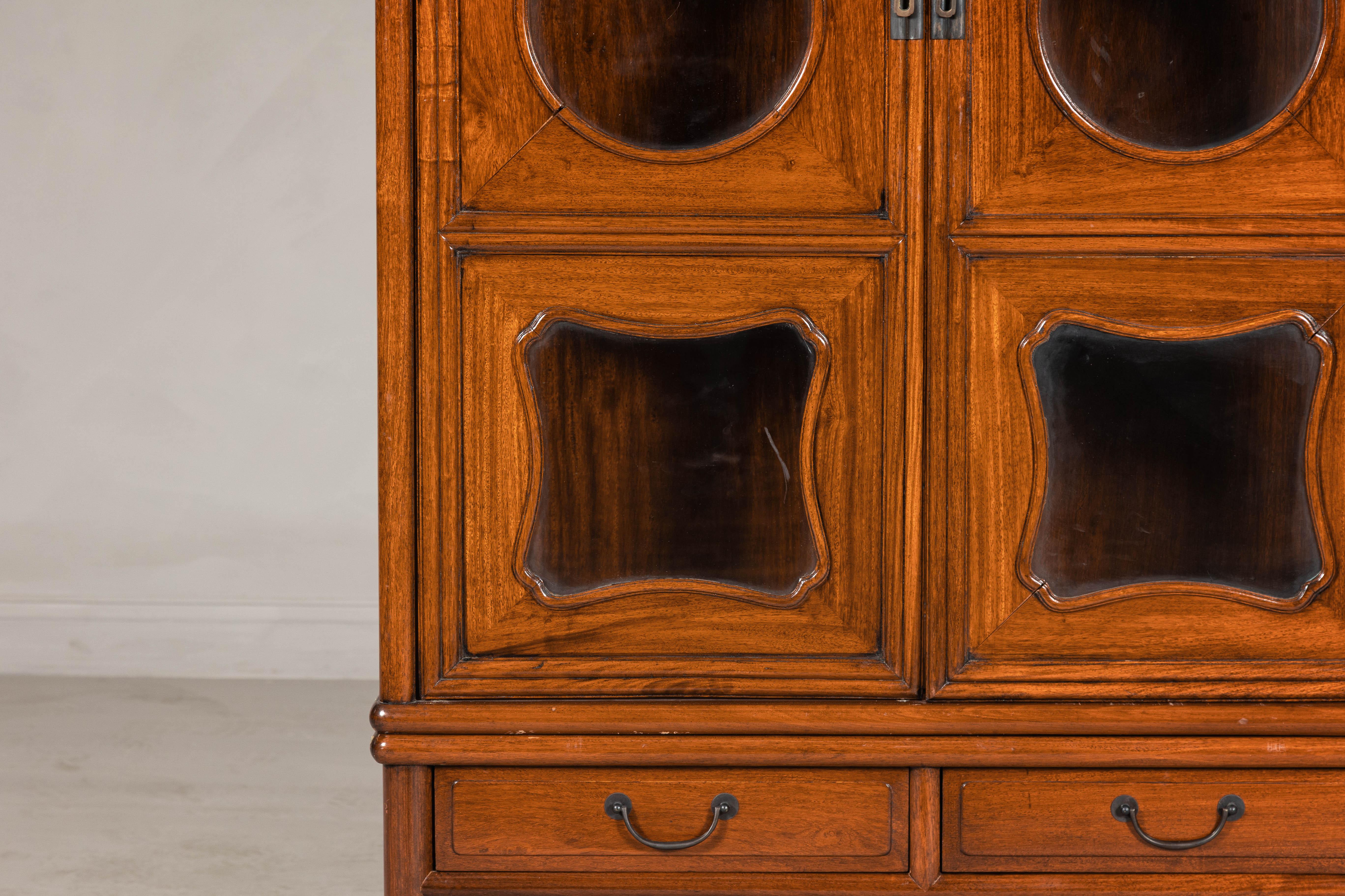 Vitrina de dos piezas de madera dura con paneles de cristal recortados Vidrio en venta