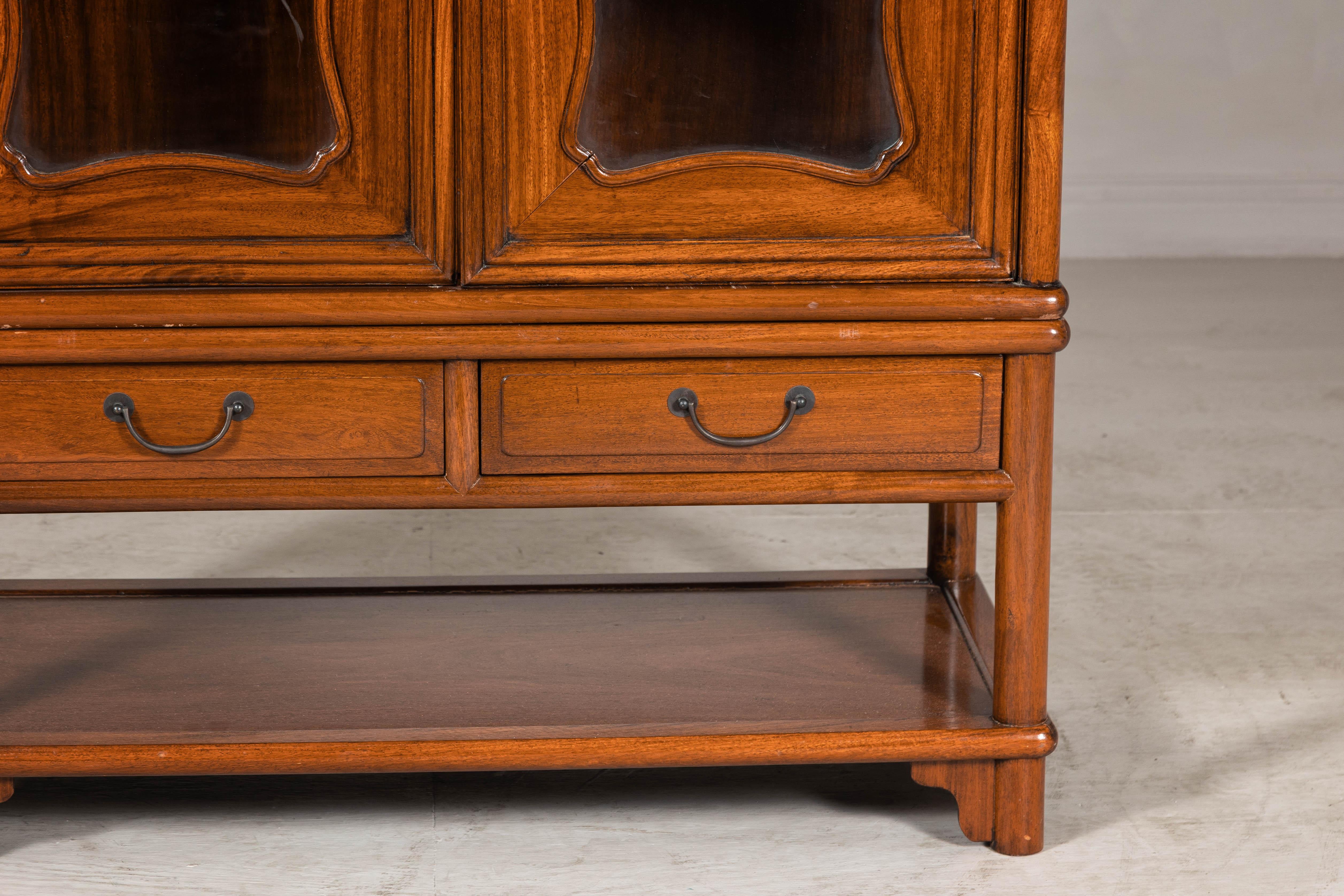 Vitrina de dos piezas de madera dura con paneles de cristal recortados en venta 1