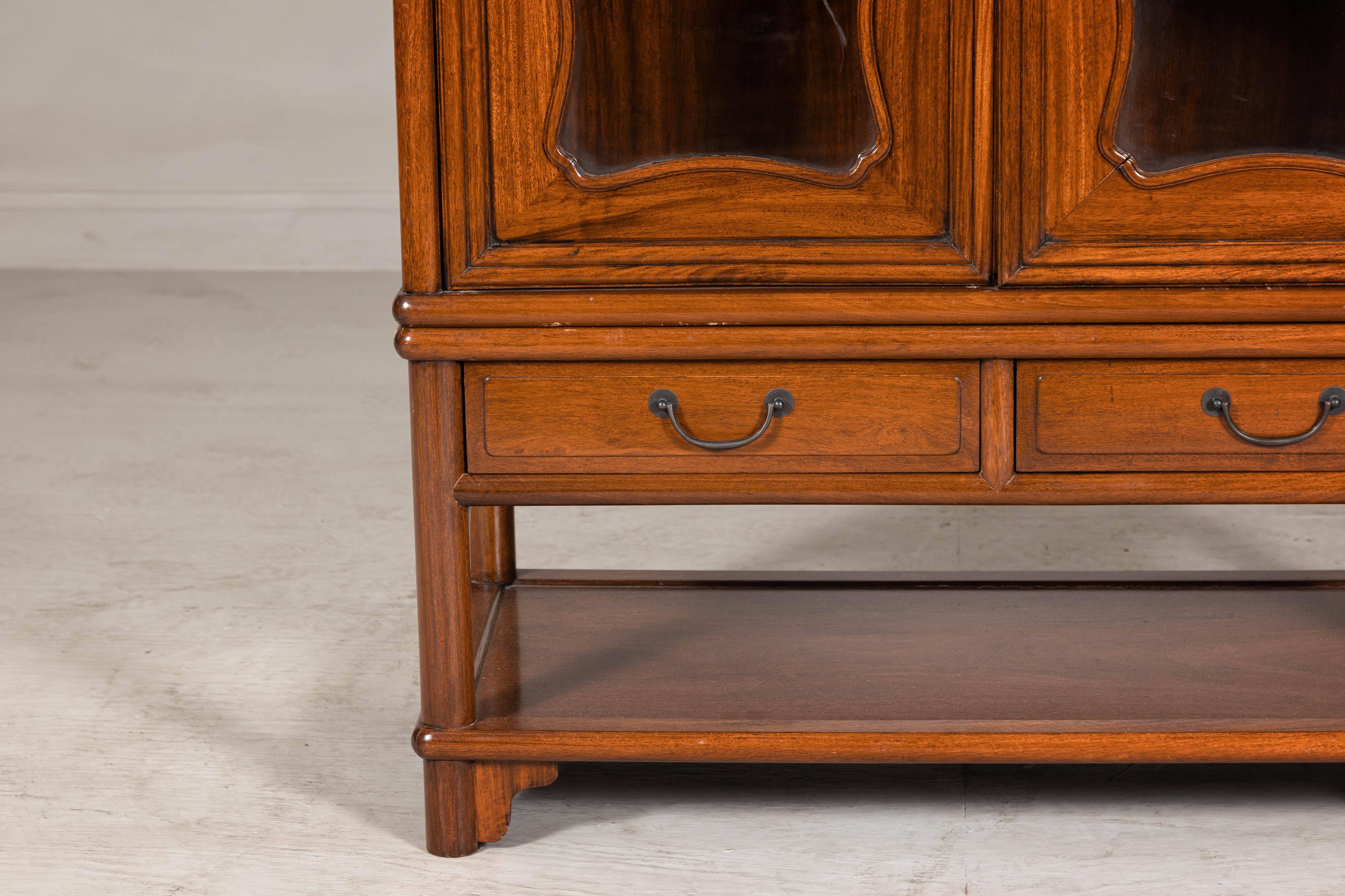 Vitrina de dos piezas de madera dura con paneles de cristal recortados en venta 2