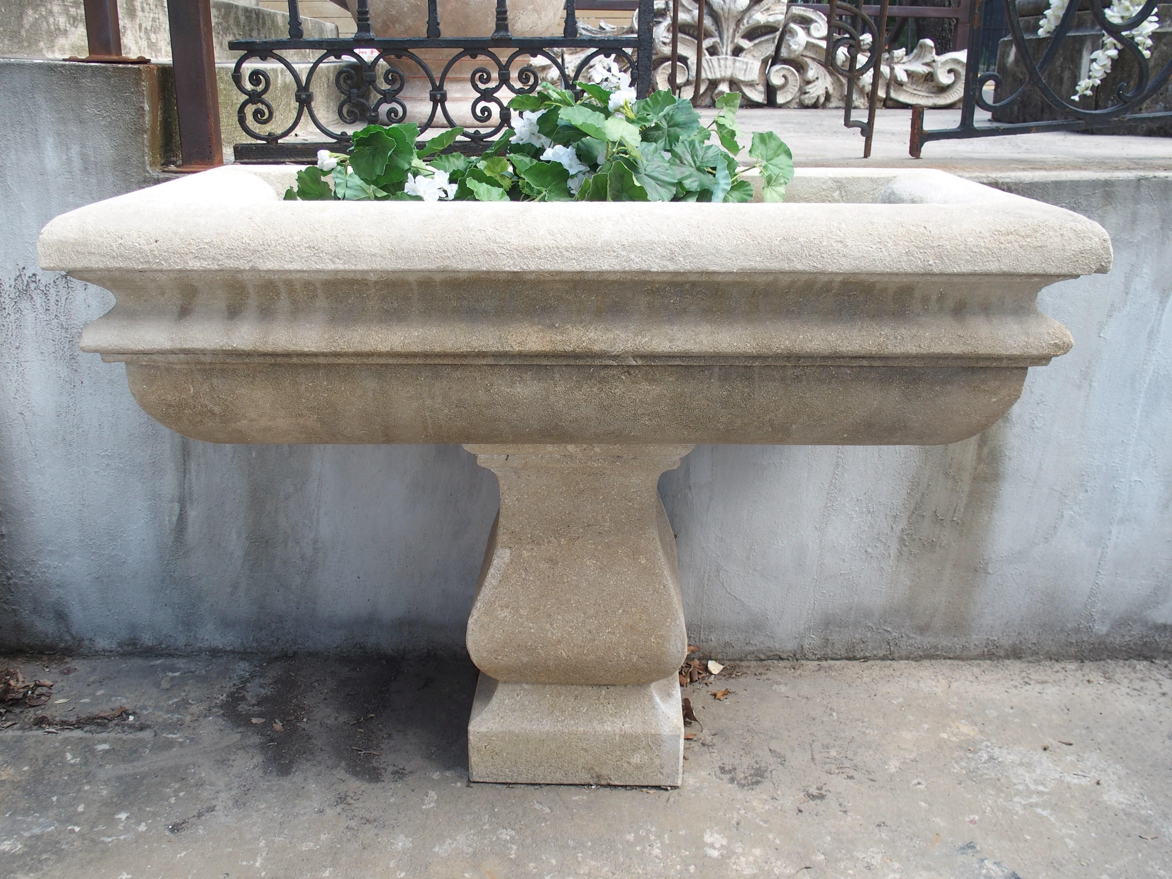 Italienisches Garten-Pflanzgefäß oder Waschbecken aus geschnitztem Kalkstein, Paar im Zustand „Gut“ im Angebot in Dallas, TX