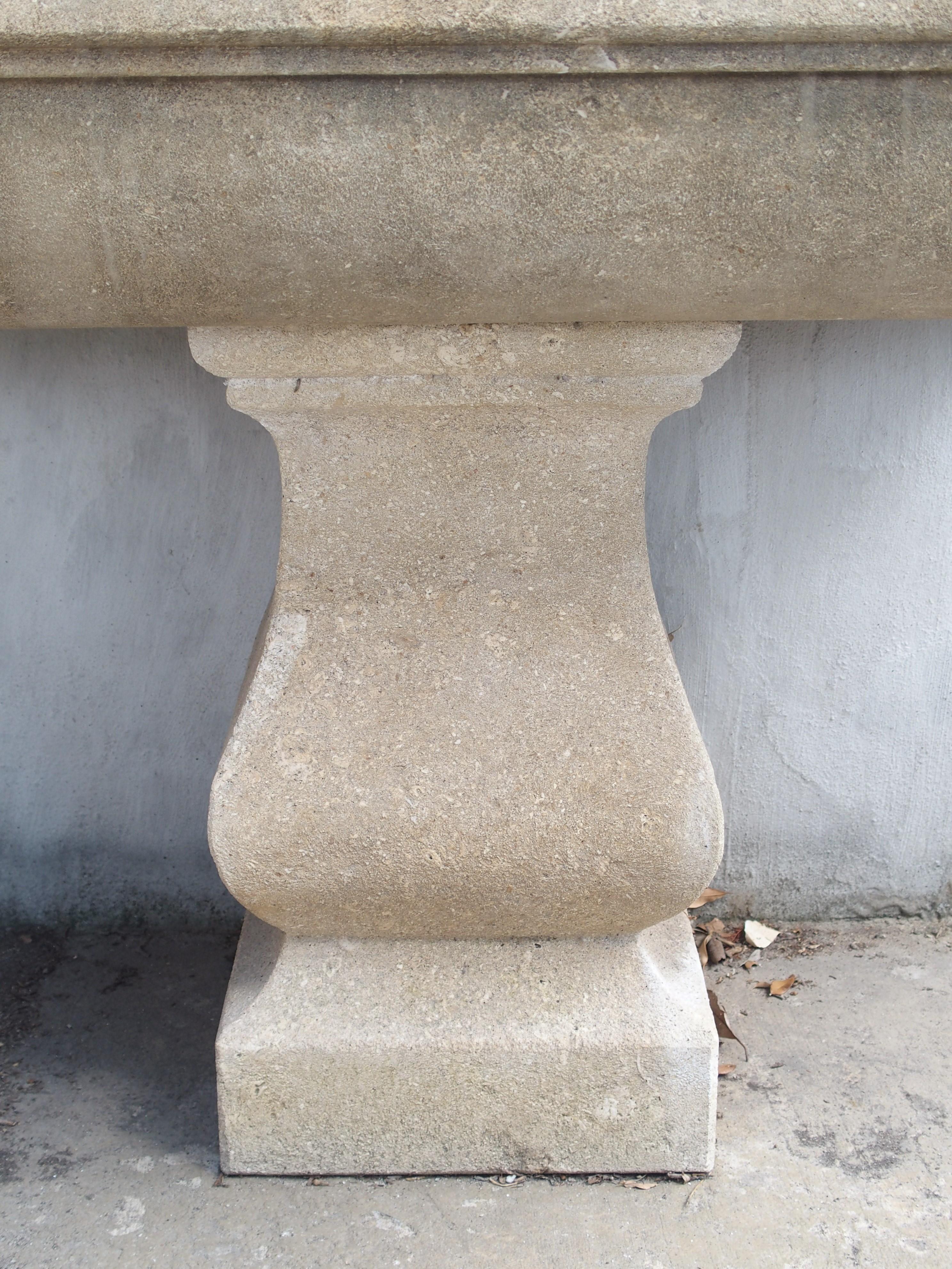 Italienisches Garten-Pflanzgefäß oder Waschbecken aus geschnitztem Kalkstein, Paar (21. Jahrhundert und zeitgenössisch) im Angebot