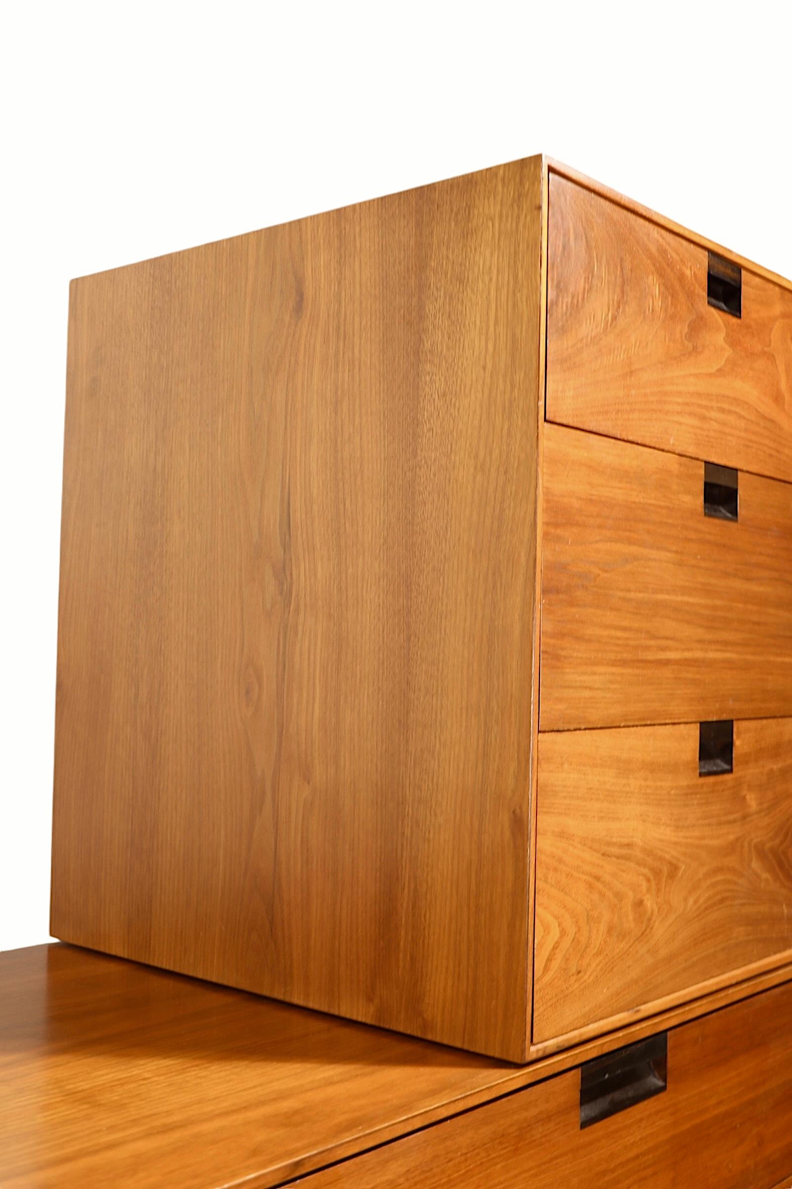 Eccezionale e raro set di armadietti a due pezzi, design attribuito a Milo Baughman, per Directional Furniture, anni 1950/60 circa. Questo insolito set comprende un comò a sei cassetti e una valigetta a tre cassetti che può essere collocata sul comò