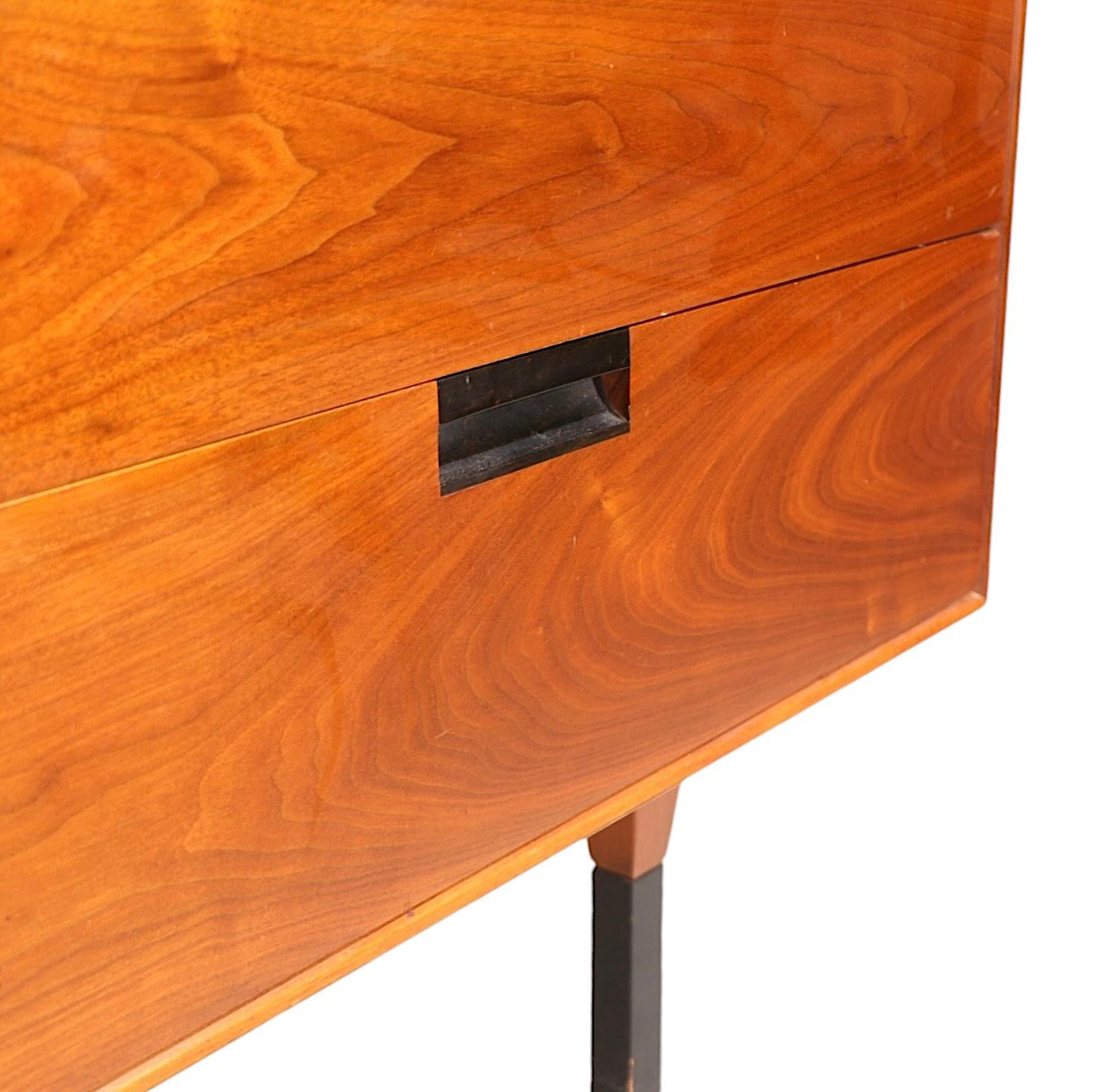 Noce Set di cassettiere in due pezzi del Mid Century, attribuito a Baughman per Directional, 1950 ca. in vendita