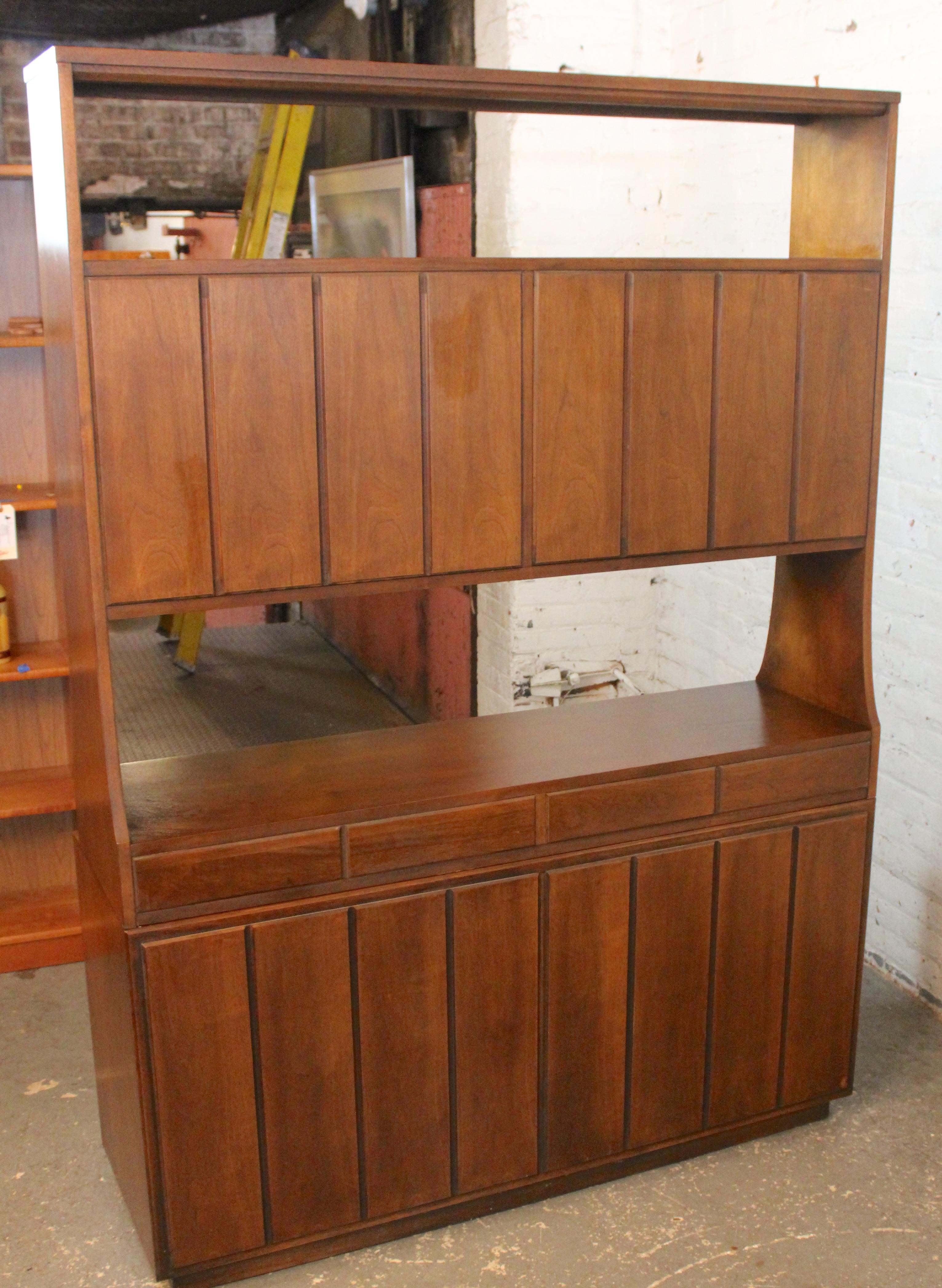 Séparateur de pièce en deux parties par Broyhill en vente 6
