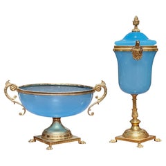 Ensemble de deux pièces en opaline bleue française, vers 1860, probablement Palais Royale