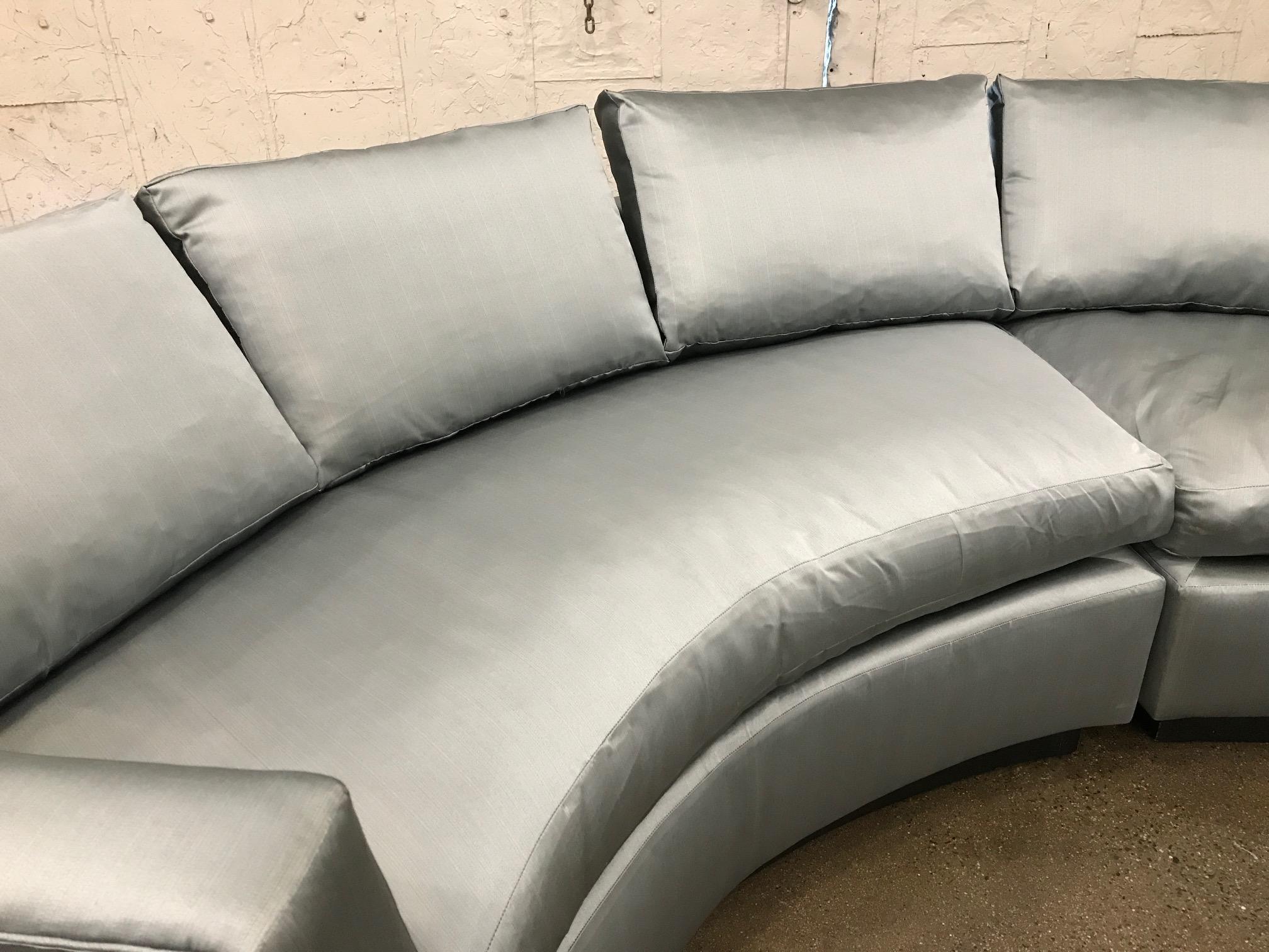 Zweiteiliges Sofa-Sessel aus Satin im Zustand „Gut“ im Angebot in New York, NY
