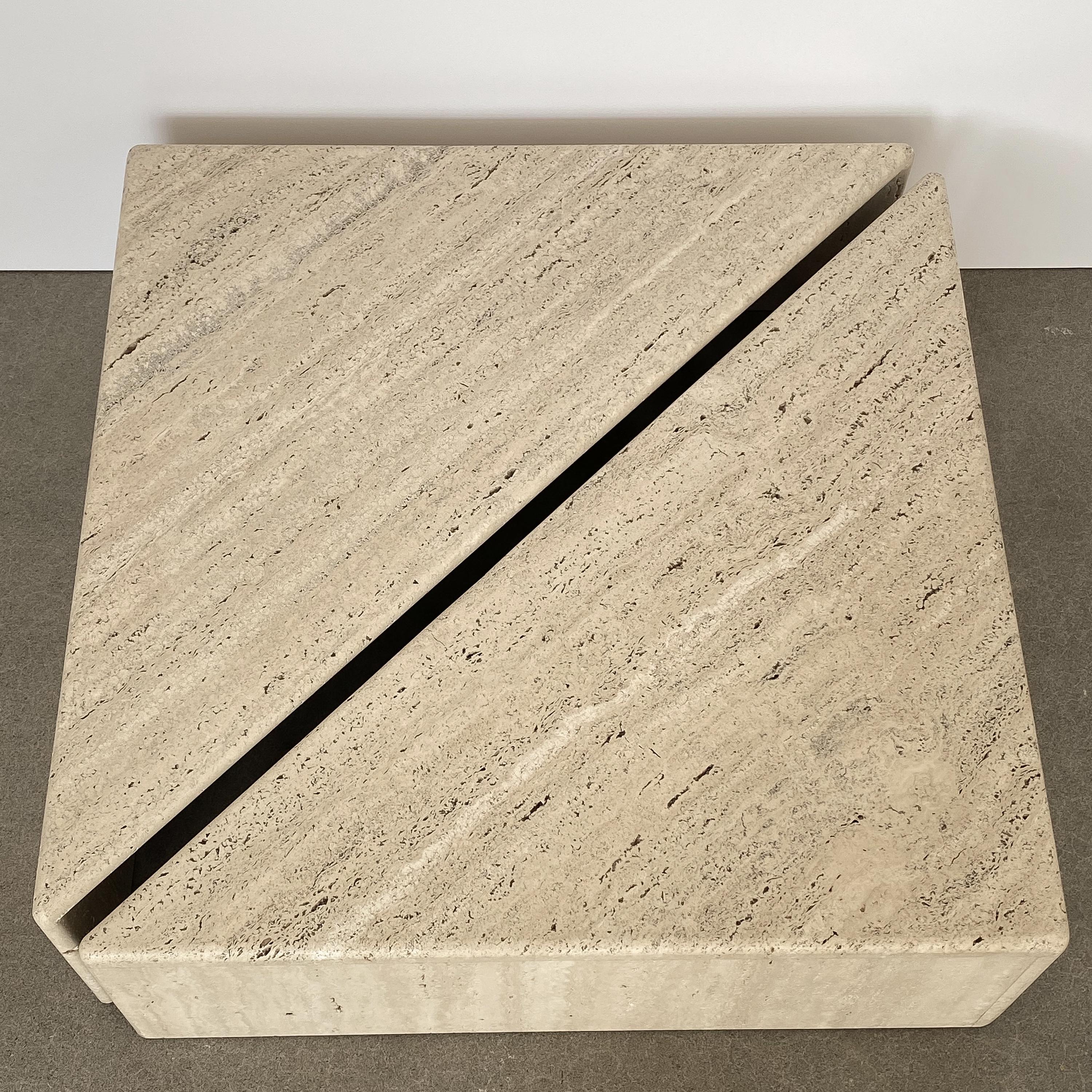Tavolino scultoreo triangolare in travertino italiano in due pezzi, circa anni '60. Due tavoli di forma triangolare possono essere configurati insieme per formare un quadrato o separati per creare un grande tavolino triangolare. Design moderno e