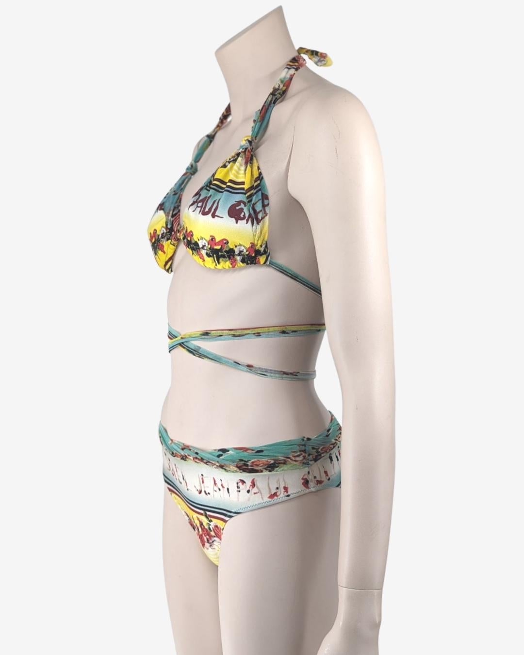 Jean Paul Gaultier Soleil Badeanzug zweiteilig
Erstaunliche Details aus Blumendruck, Mädchen im Badeanzug und Papageien.

Größe S