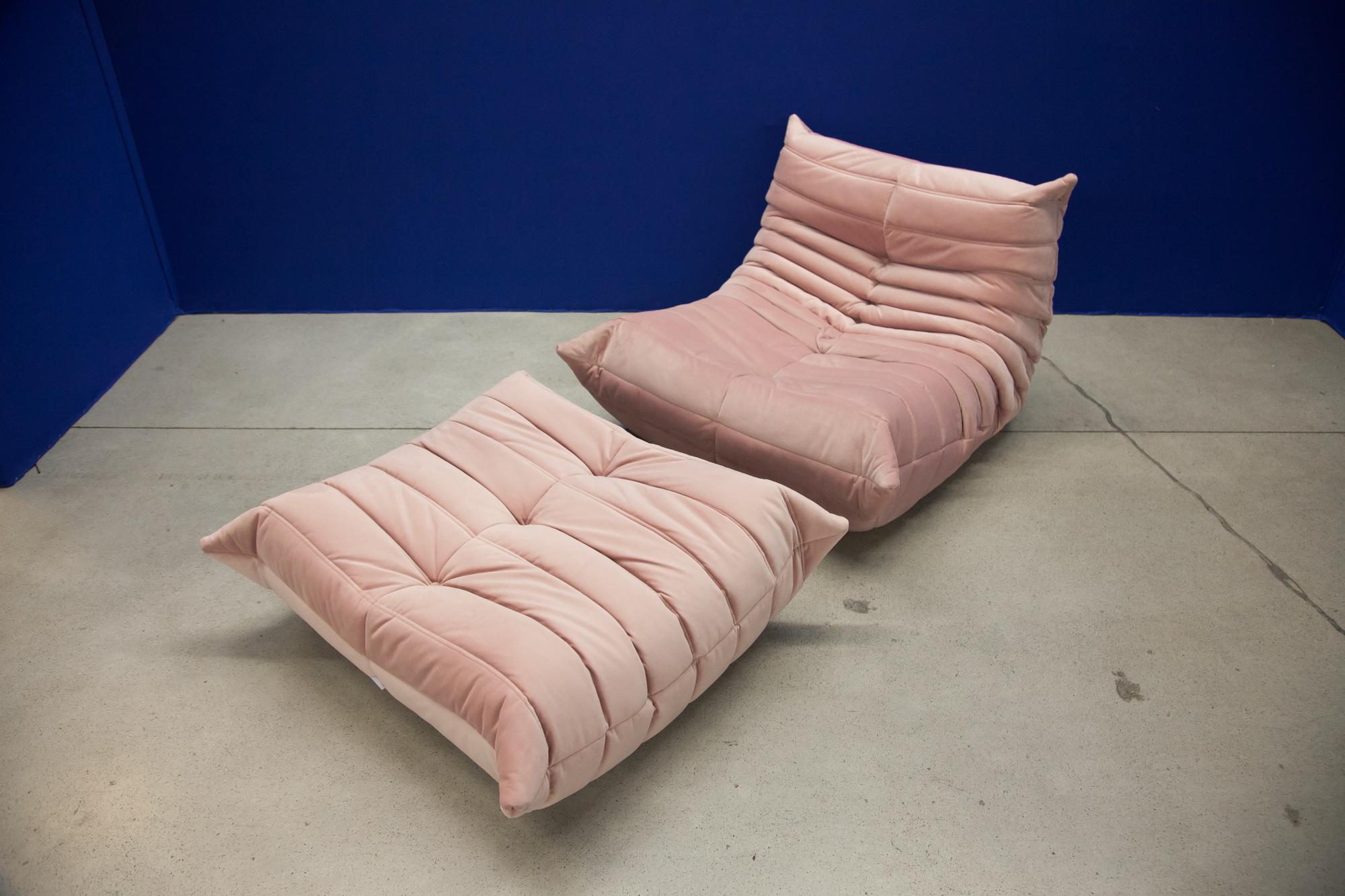 This Togo living room set was designed by Michel Ducaroy in 1973 and was manufactured by Ligne Roset in France. It has been reupholstered in pink high quality velvet, and is made up of the following pieces, each with the original Ligne Roset logo