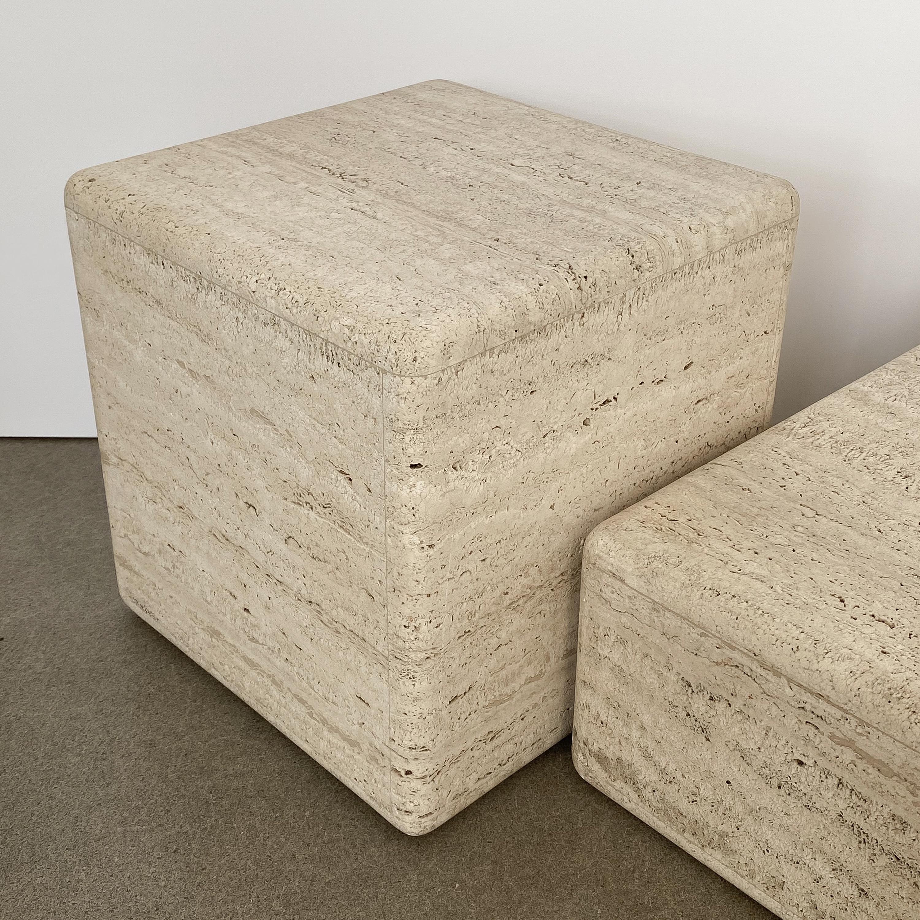 Zweiteiliger Couchtisch aus Travertin in Würfelform 4