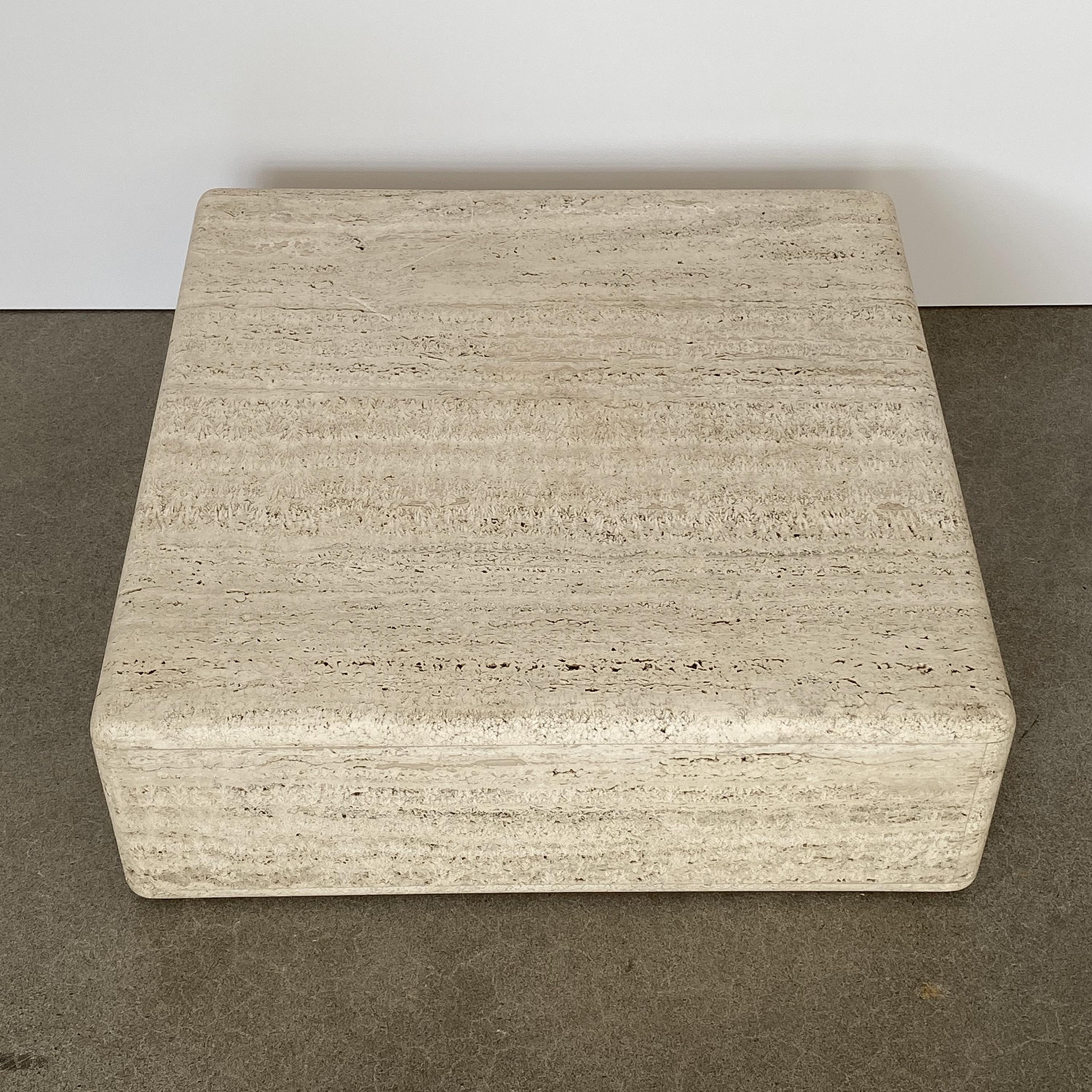 Zweiteiliger Couchtisch aus Travertin in Würfelform 9