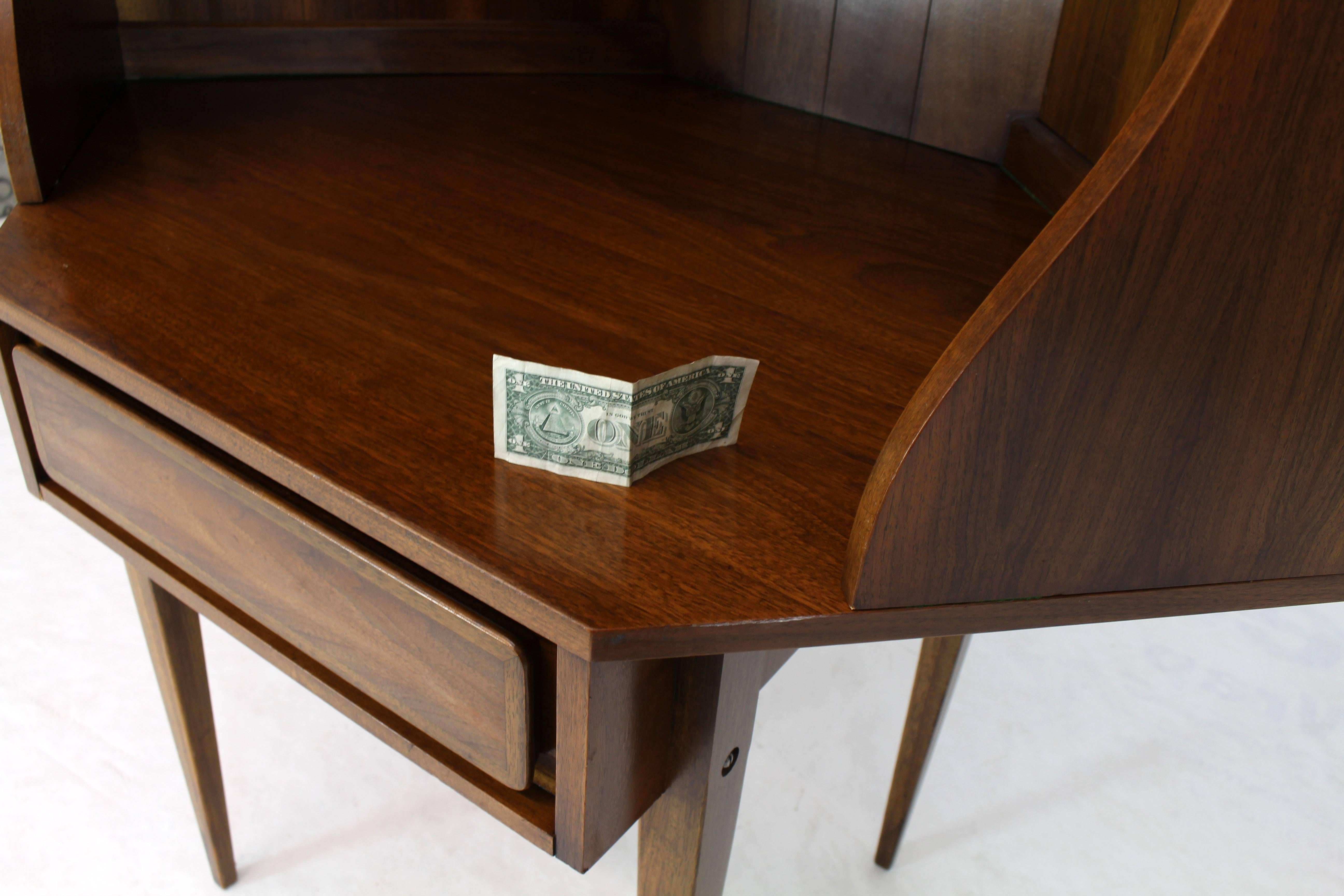 Two-Piece Walnut Corner Desk Table Bookcase Hutch In Good Condition For Sale In Rockaway, NJ