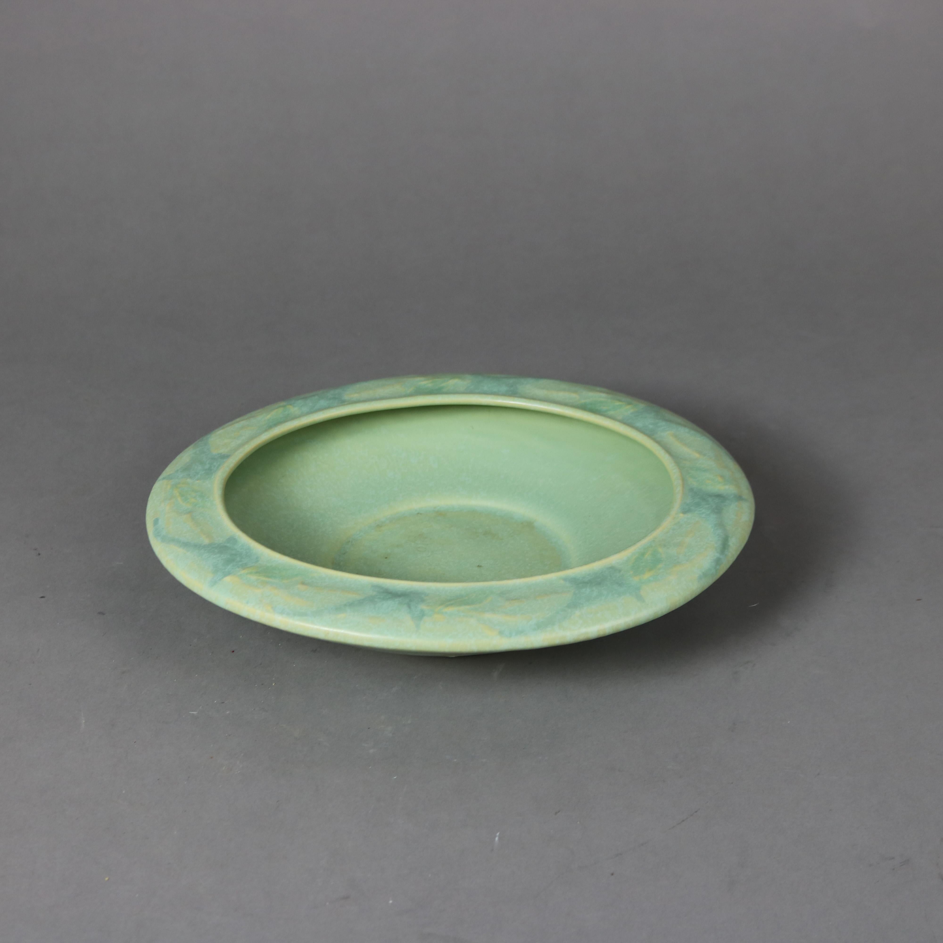 Zwei Stücke von antiken Arts & Crafts Art Pottery Low Bowl und Blumen Frosch mit stilisierten Lily und Vine Muster C1920

Maße - 2,75 