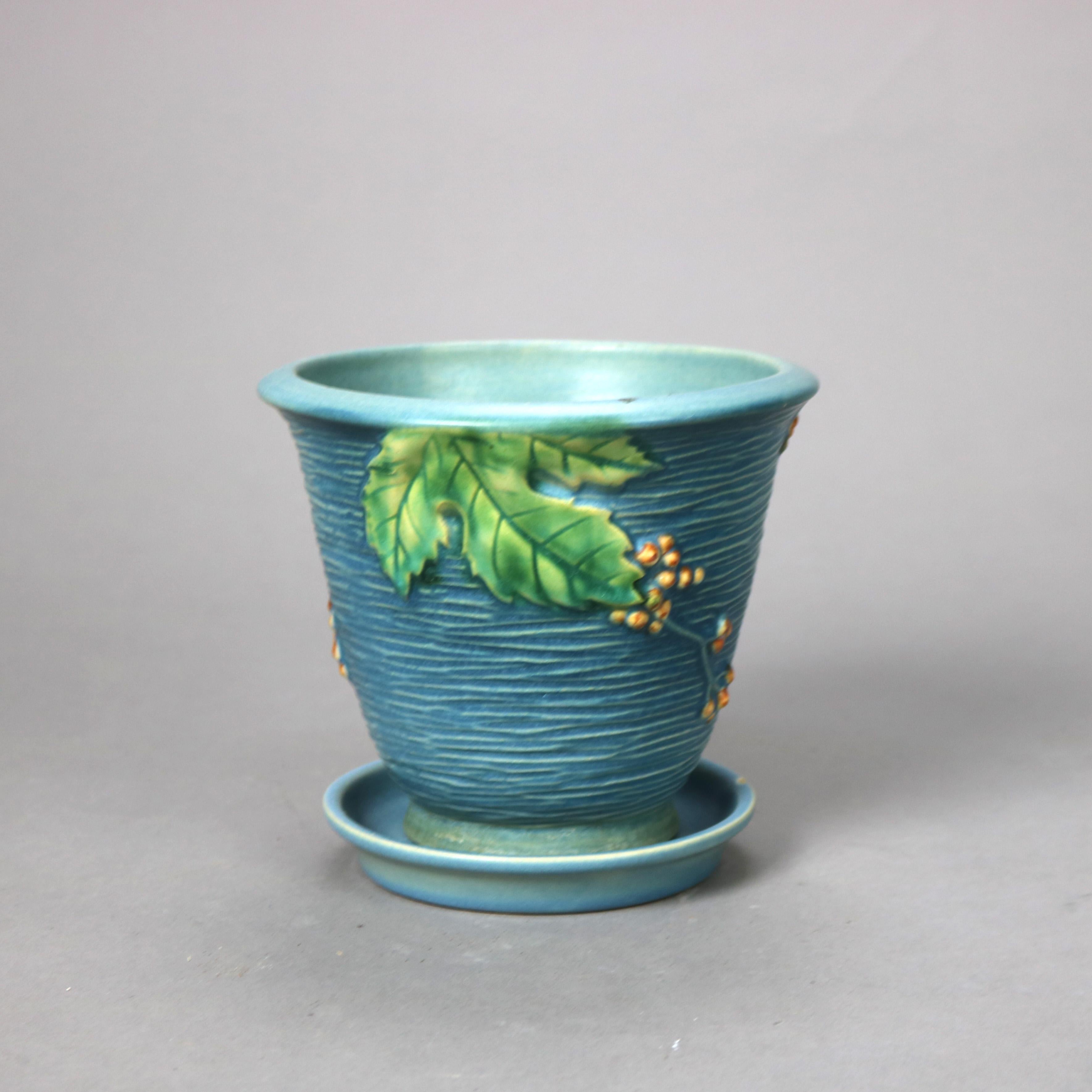 Deux pièces de poterie d'art Roseville bleue à motif Bittersweet Milieu du 20e siècle

Dimensions - 6,5 