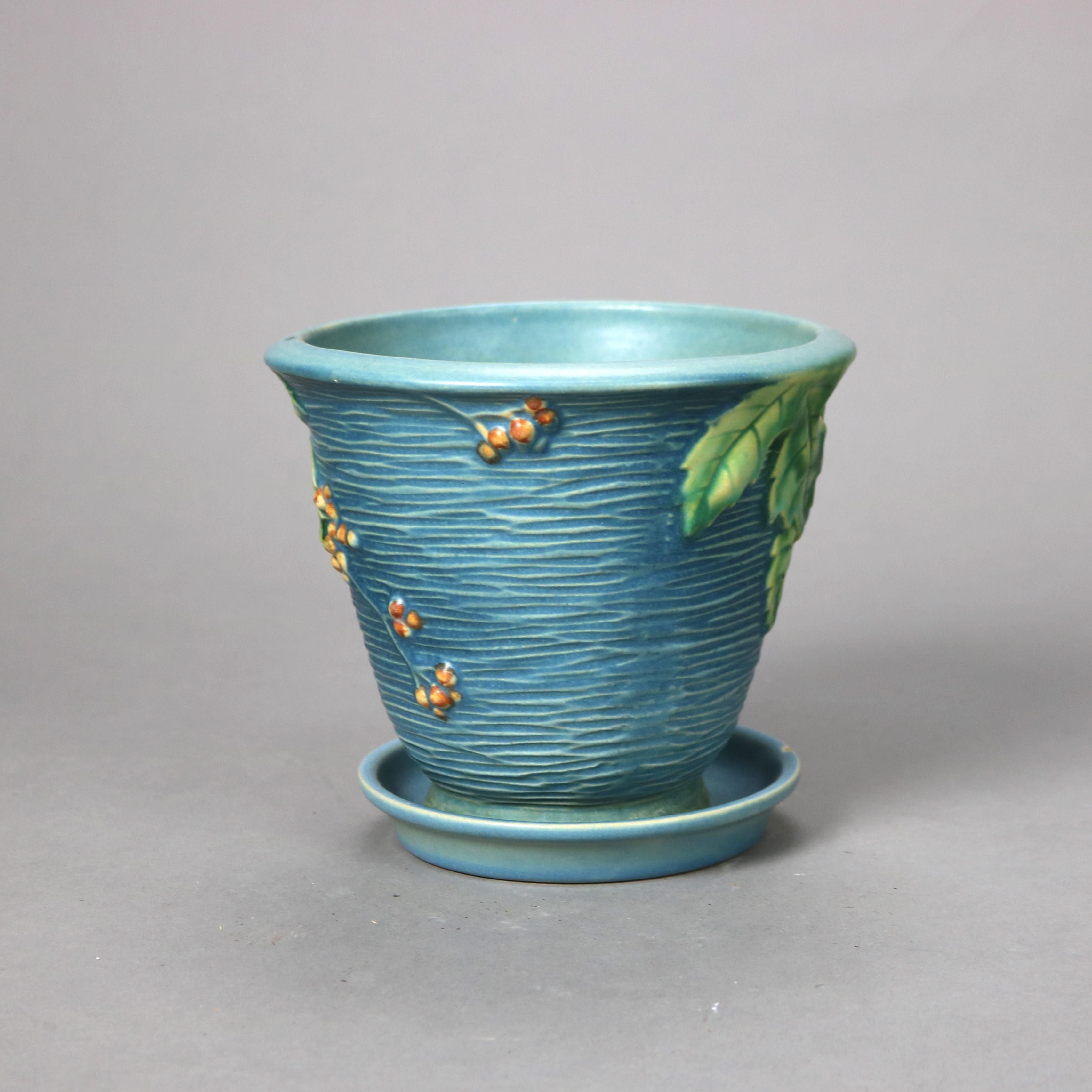 Américain Deux pièces de poterie d'art Roseville bleue à motif Bittersweet Milieu du 20e siècle en vente