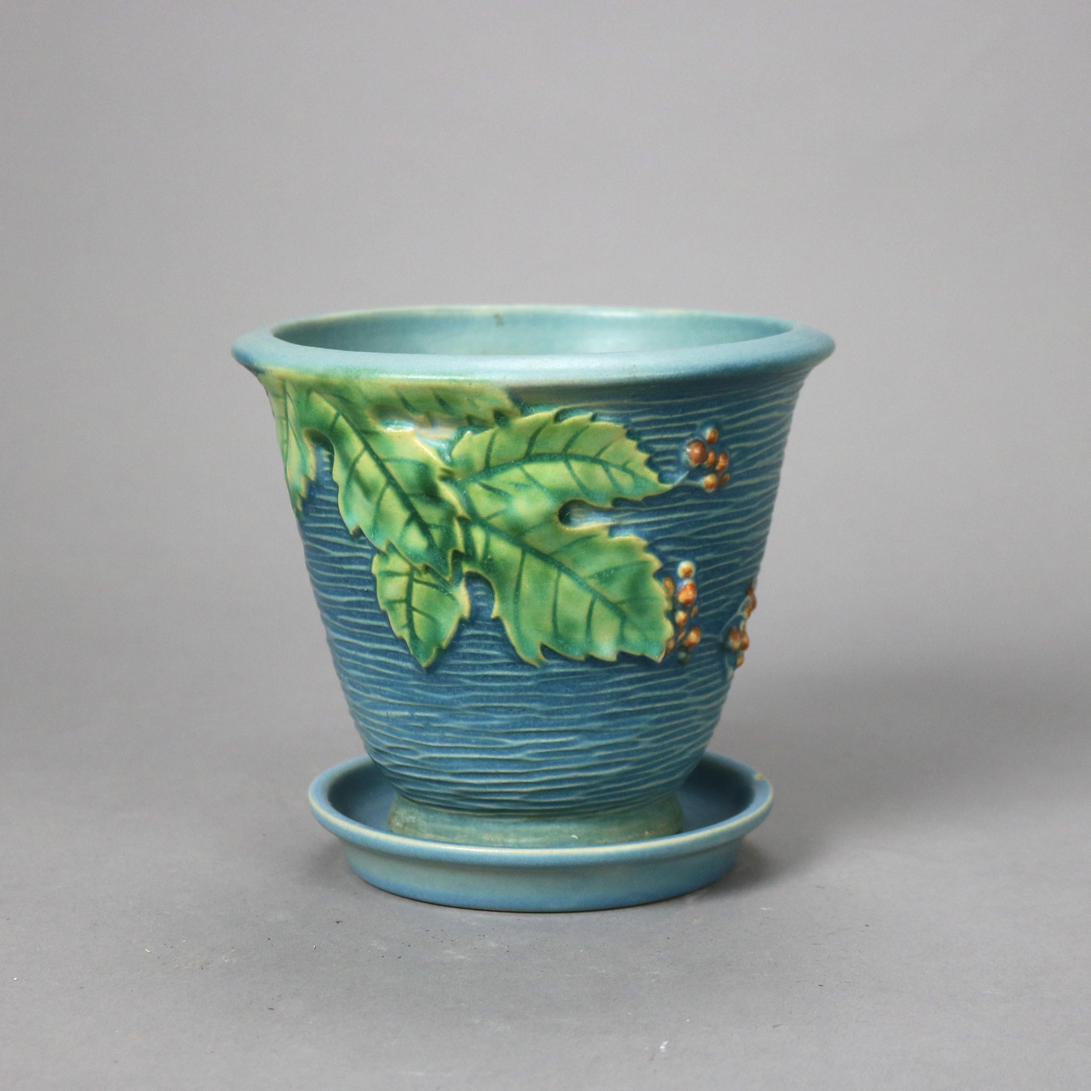 Deux pièces de poterie d'art Roseville bleue à motif Bittersweet Milieu du 20e siècle Bon état - En vente à Big Flats, NY