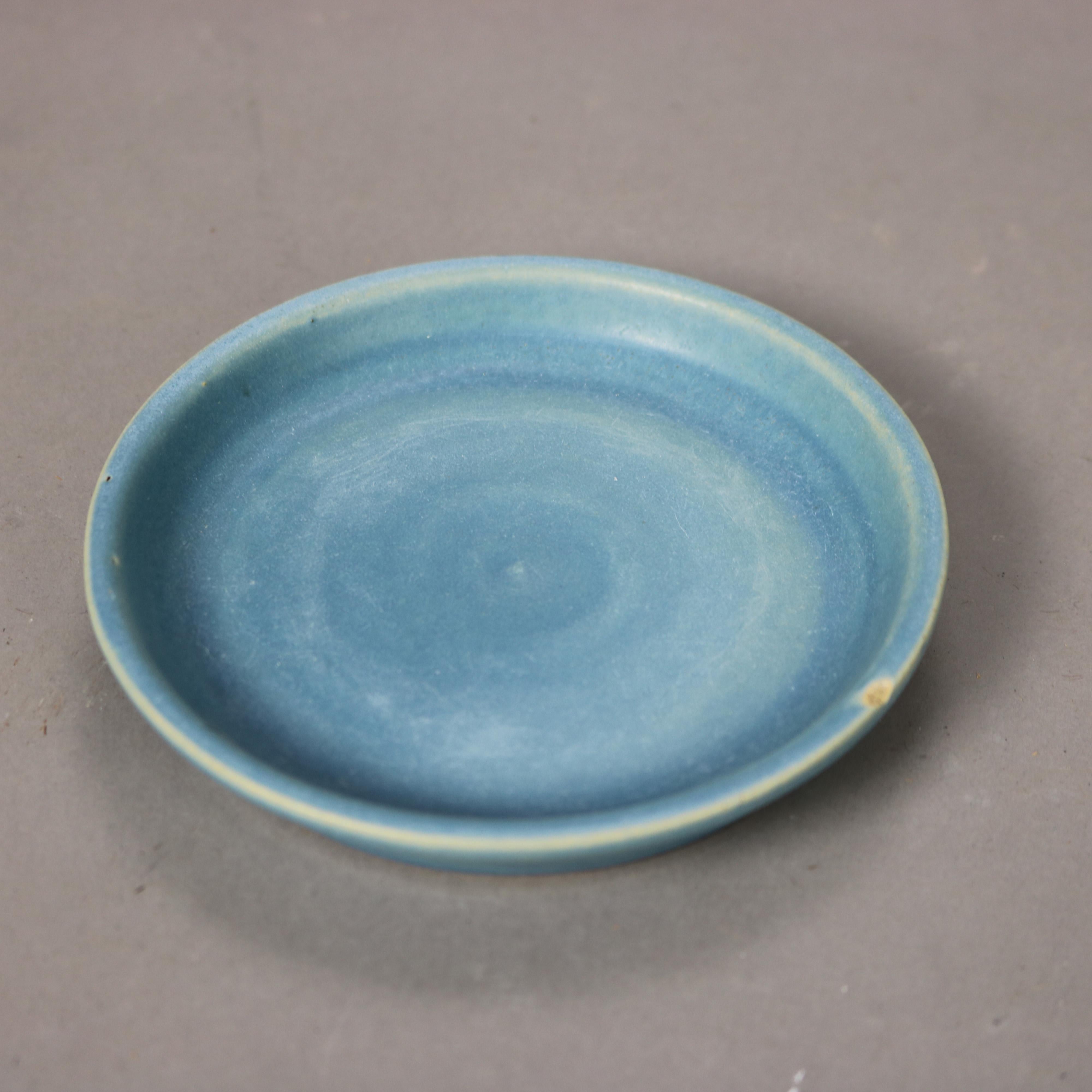 20ième siècle Deux pièces de poterie d'art Roseville bleue à motif Bittersweet Milieu du 20e siècle en vente