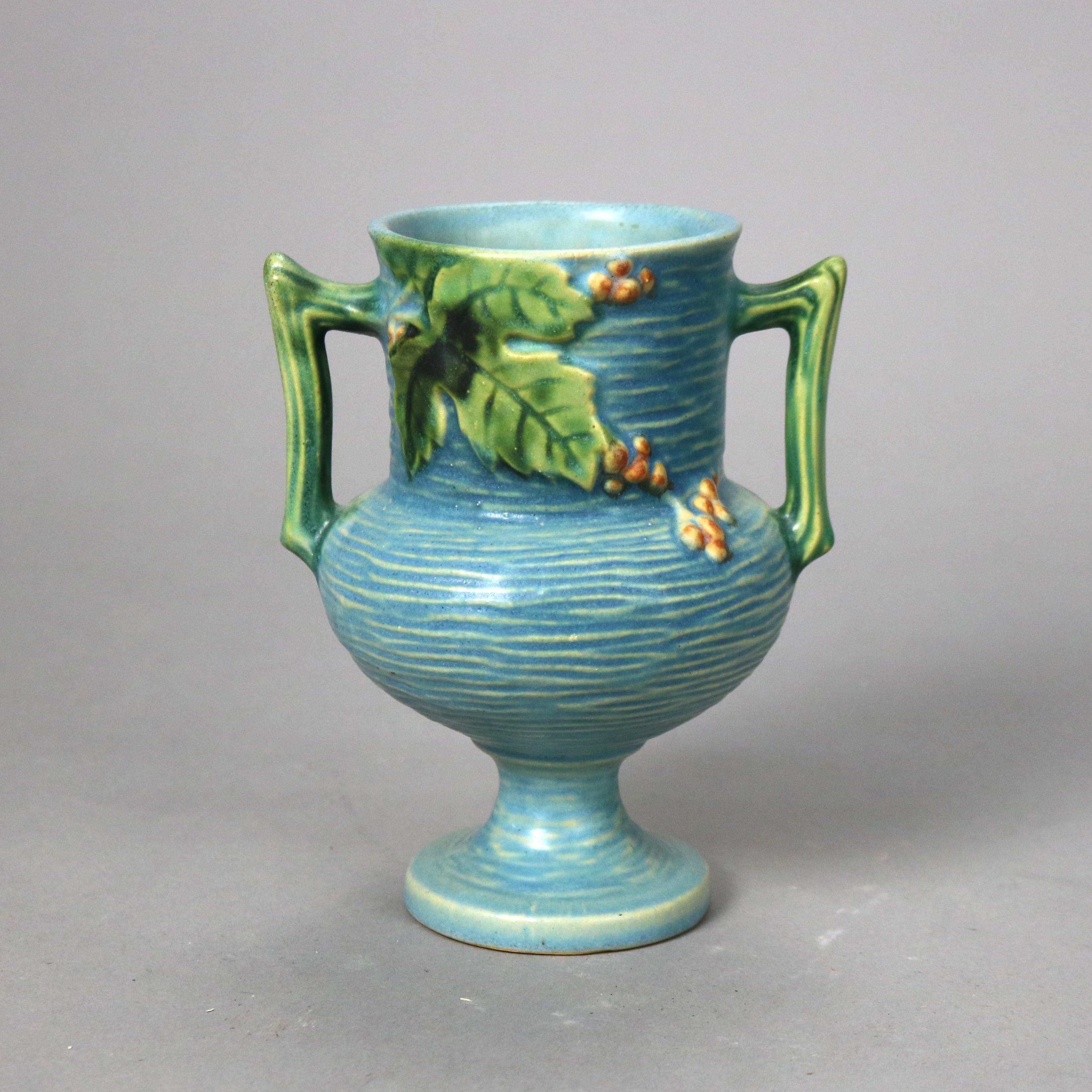 Poteries Deux pièces de poterie d'art Roseville bleue à motif Bittersweet Milieu du 20e siècle en vente
