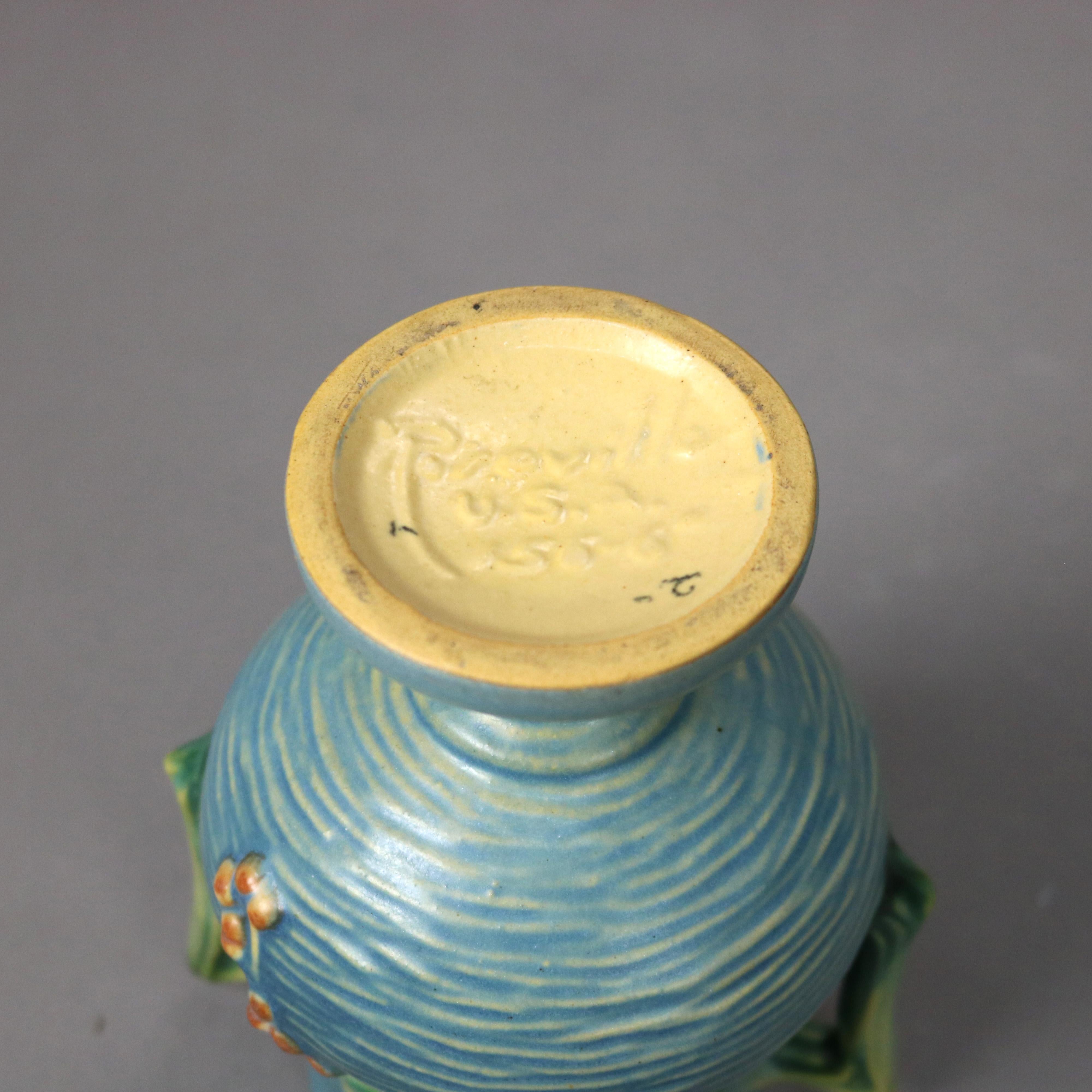 Deux pièces de poterie d'art Roseville bleue à motif Bittersweet Milieu du 20e siècle en vente 1