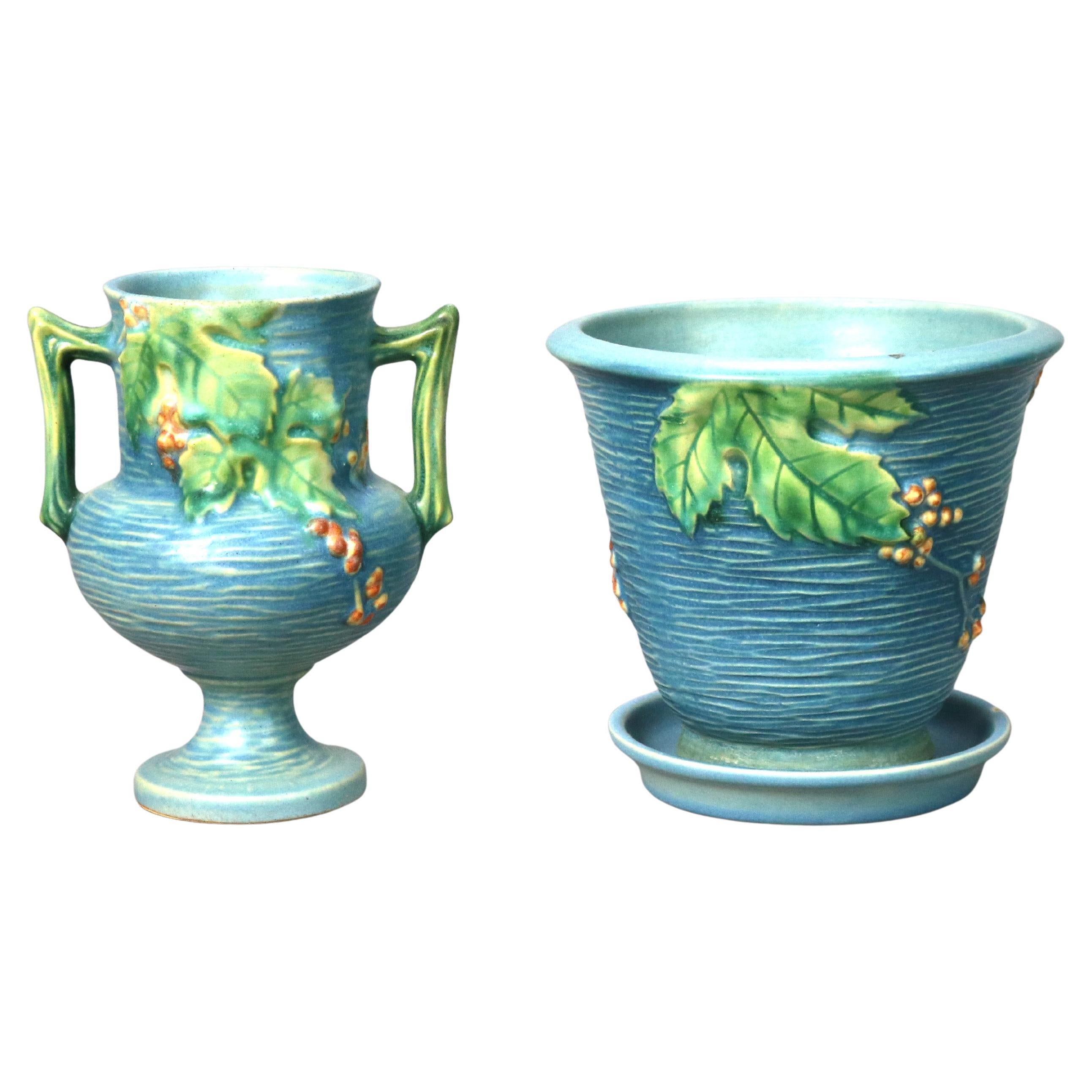 Due pezzi di Roseville Pottery blu con motivo agrodolce della metà del XX secolo