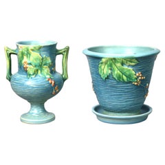 Due pezzi di Roseville Pottery blu con motivo agrodolce della metà del XX secolo