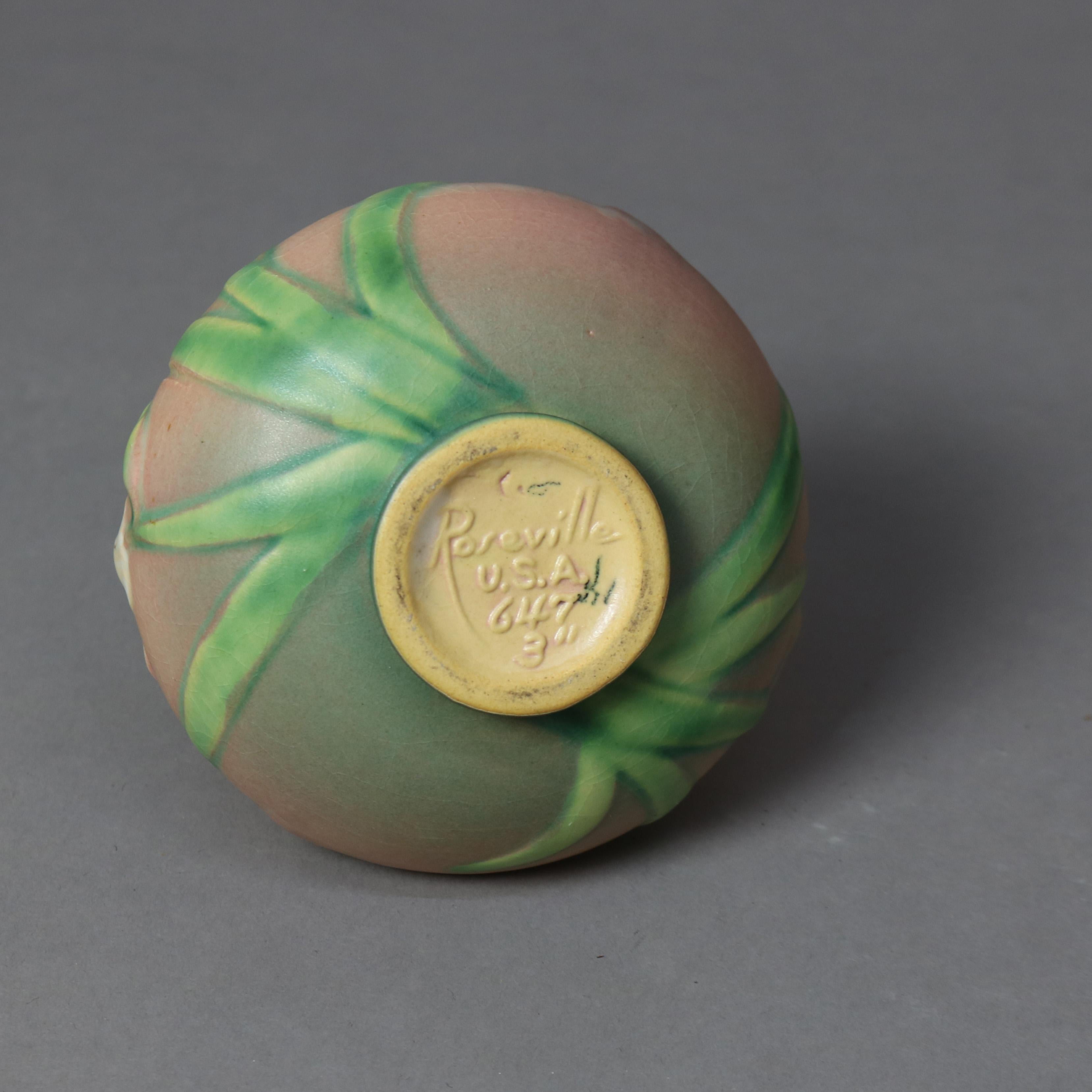 Deux pièces de poterie d'art Roseville rose à motif d'iris Milieu du 20e siècle

Mesures - 3,5 