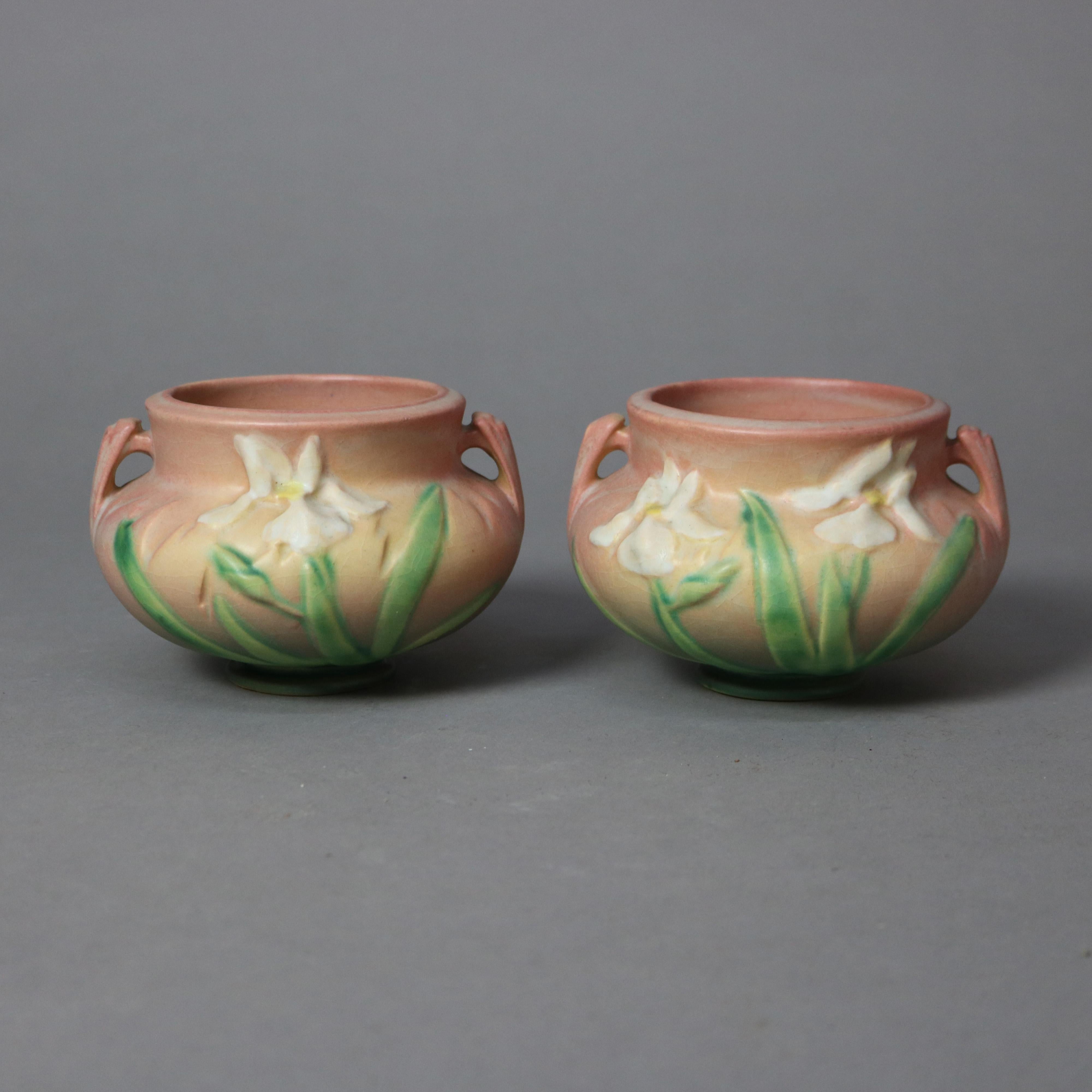 Deux pièces de poterie d'art Roseville rose à motif d'iris Milieu du 20e siècle Bon état - En vente à Big Flats, NY