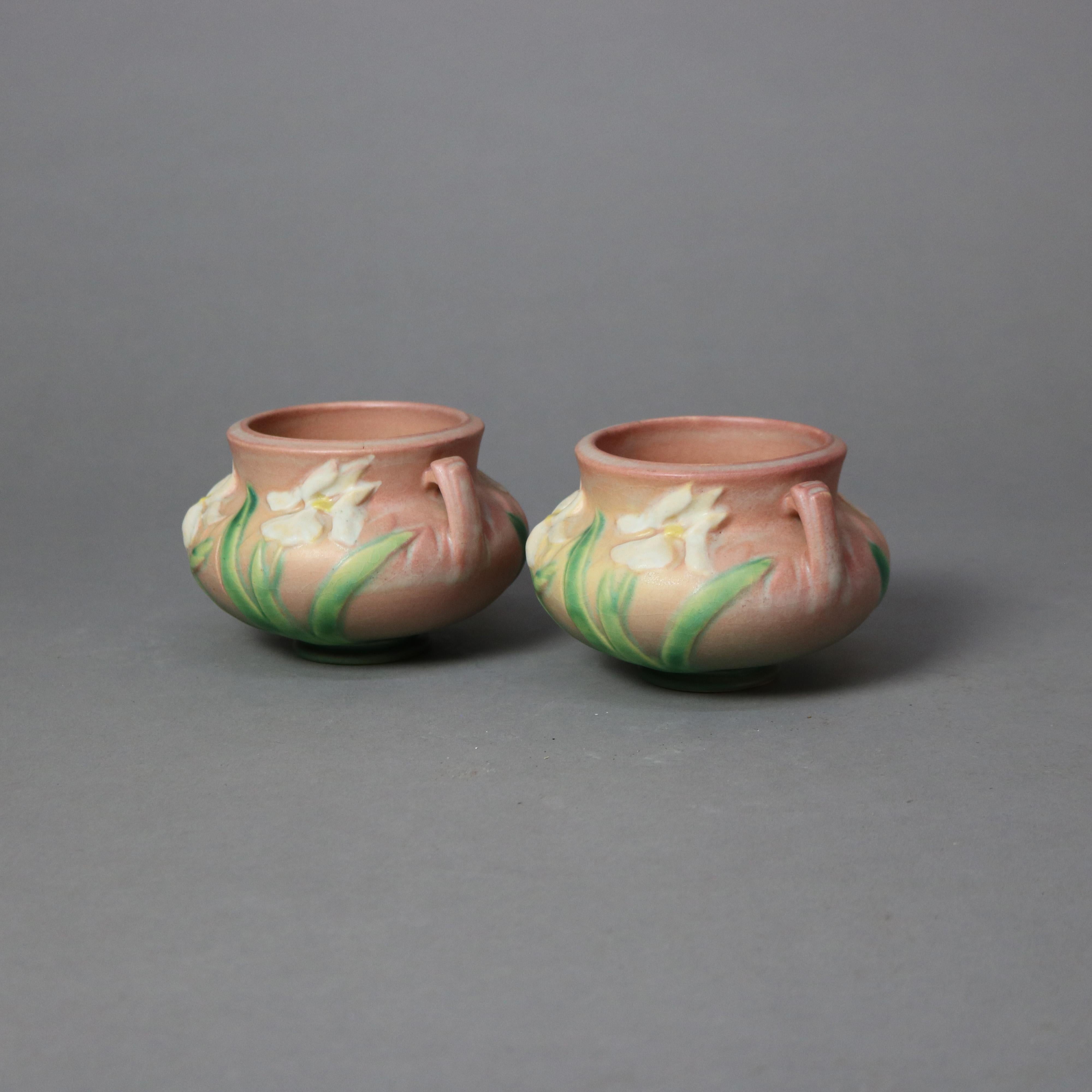20ième siècle Deux pièces de poterie d'art Roseville rose à motif d'iris Milieu du 20e siècle en vente